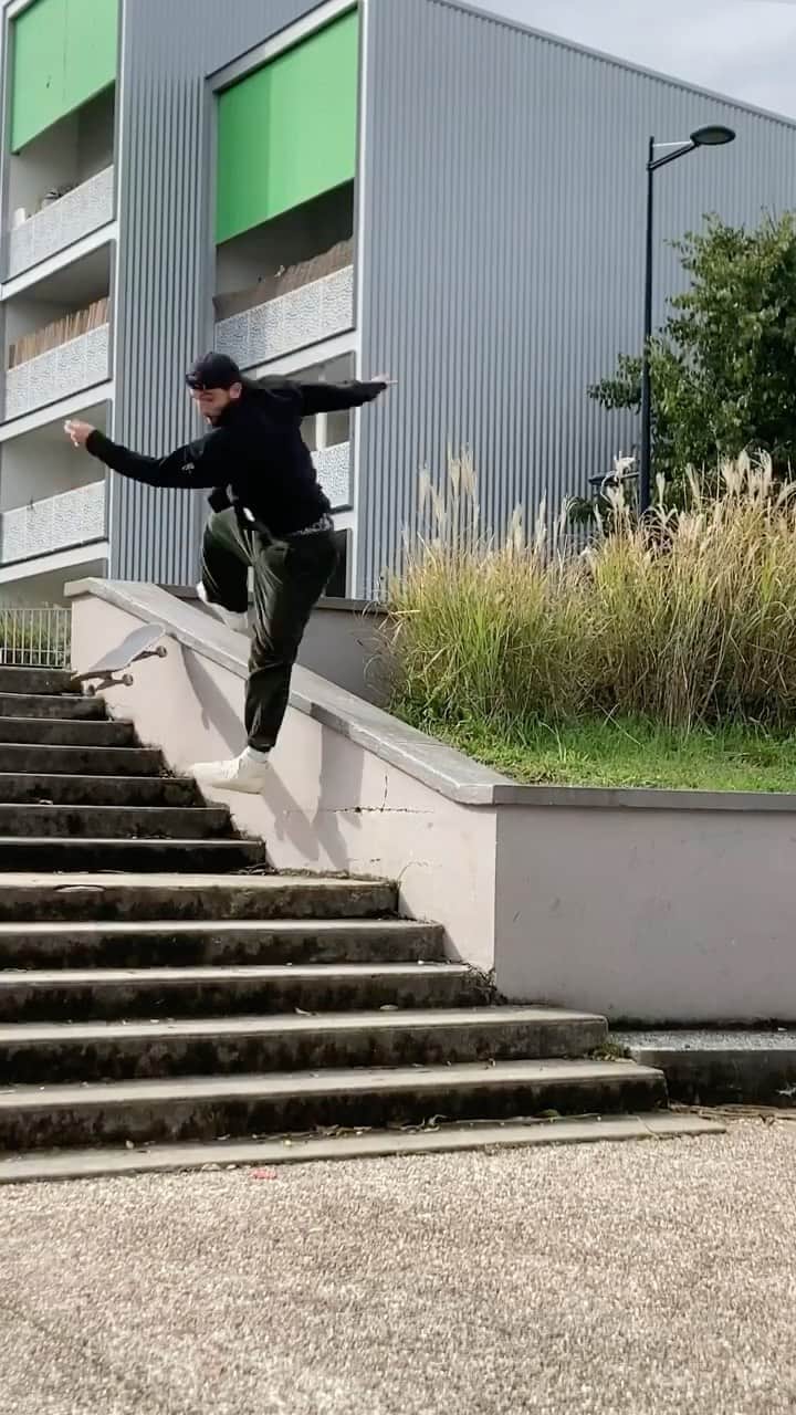 のインスタグラム：「First spot, no warm up, that’s what I call a good start 👍🏼  @pizzaskateboards video coming soon 📱: @olivierboucle」