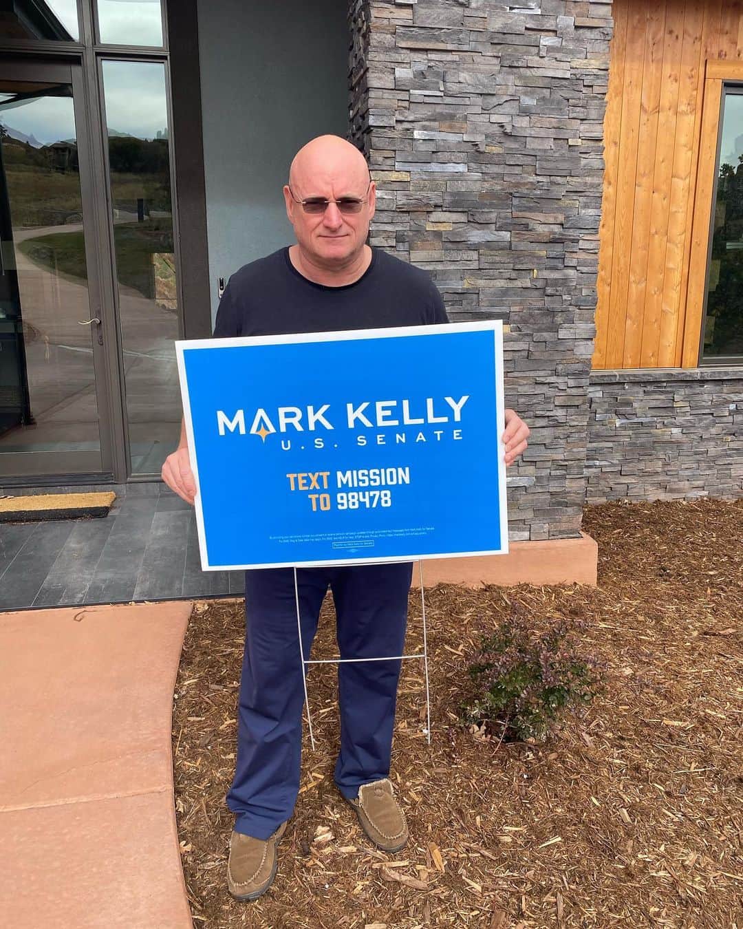 スコット・ケリーのインスタグラム：「Just put up my very first political yard sign #fullspeedahead」