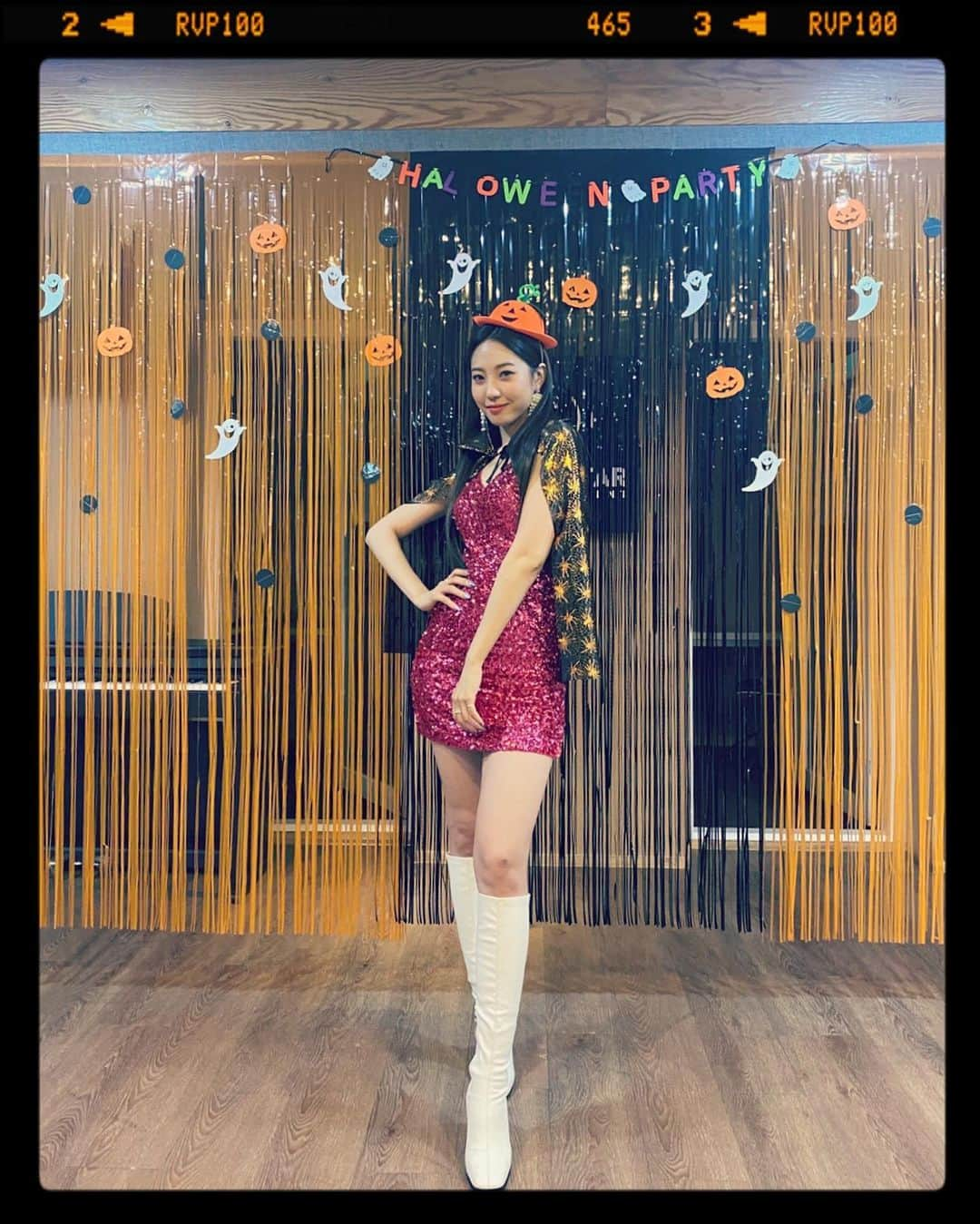 ダへ さんのインスタグラム写真 - (ダへ Instagram)「할로윈 컨텐츠가 올라왔대요🎃🧛‍♀️공식카페도 개설됐다던뎅👀다같이 확인하러 기기기기👉🏻👯👯‍♀️💃🏻🕺🏻#할로윈#다혜#공카가입#고고씽#유튜브#월스TV#브이앱#에서#확인하세용♥️ #웅성웅성🗣👥🗣👥」10月22日 1時32分 - dahye0612