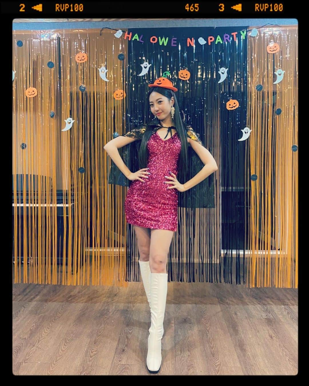 ダへ さんのインスタグラム写真 - (ダへ Instagram)「할로윈 컨텐츠가 올라왔대요🎃🧛‍♀️공식카페도 개설됐다던뎅👀다같이 확인하러 기기기기👉🏻👯👯‍♀️💃🏻🕺🏻#할로윈#다혜#공카가입#고고씽#유튜브#월스TV#브이앱#에서#확인하세용♥️ #웅성웅성🗣👥🗣👥」10月22日 1時32分 - dahye0612