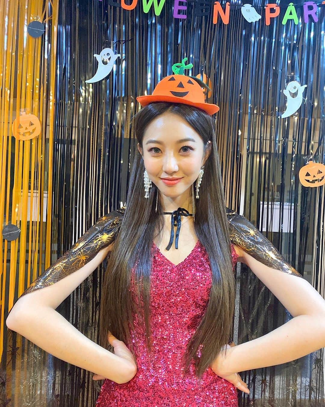 ダへ さんのインスタグラム写真 - (ダへ Instagram)「할로윈 컨텐츠가 올라왔대요🎃🧛‍♀️공식카페도 개설됐다던뎅👀다같이 확인하러 기기기기👉🏻👯👯‍♀️💃🏻🕺🏻#할로윈#다혜#공카가입#고고씽#유튜브#월스TV#브이앱#에서#확인하세용♥️ #웅성웅성🗣👥🗣👥」10月22日 1時32分 - dahye0612