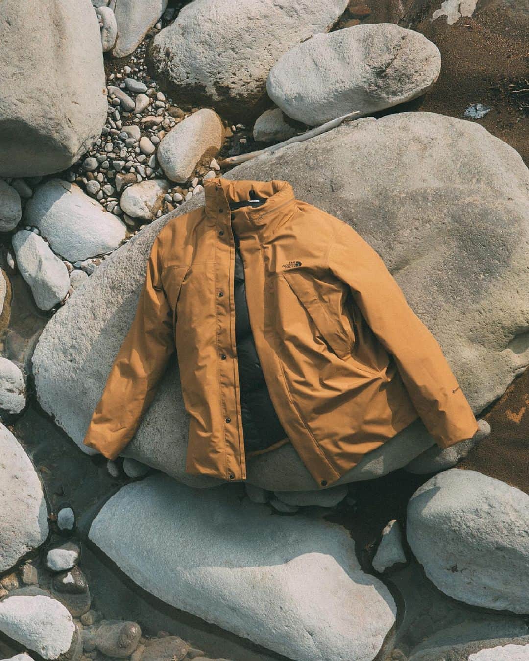 HYPEBEASTさんのインスタグラム写真 - (HYPEBEASTInstagram)「@hypebeaststyle: @thenorthfacejp bridges the outdoors and the workplace for "The Mountain Office" FW20 collection. The editorial highlights distinct FW20 pieces, like a crisp white Oxford shirt, hi-tech Ventrix trench coats, insulated parkas, and fleece zip-ups, designed for urban life. Other garments include olive half-zip fleece pullovers, nylon slides, weatherized trousers, and quilted puffer jackets that demonstrates an affinity for modern fabrics while maintaining a refined aesthetic that can easily slot into any office wardrobe. Head over to Goldwin’s website to shop the pieces, ranging from $52 – $752 USD.⁠⠀ Photo: The North Face」10月22日 1時34分 - hypebeast