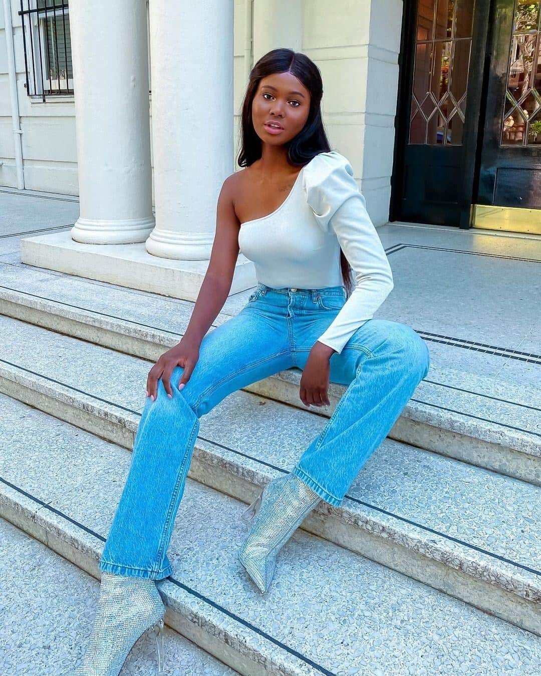 ゲスのインスタグラム：「step up your basics rotation 👖shop 30% off all denim for a limited time! #GUESSDenim (📸: @itsvakoo)」