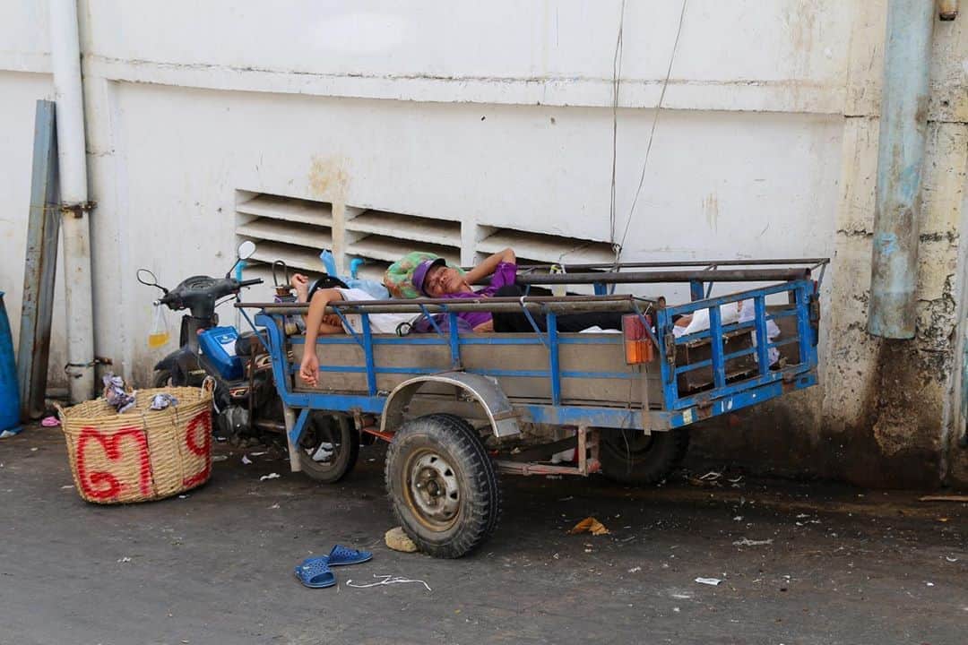 Shunsuke Miyatakeのインスタグラム：「Men worked till morning and slept on a cargo, Phnom Penh, Cambodia」