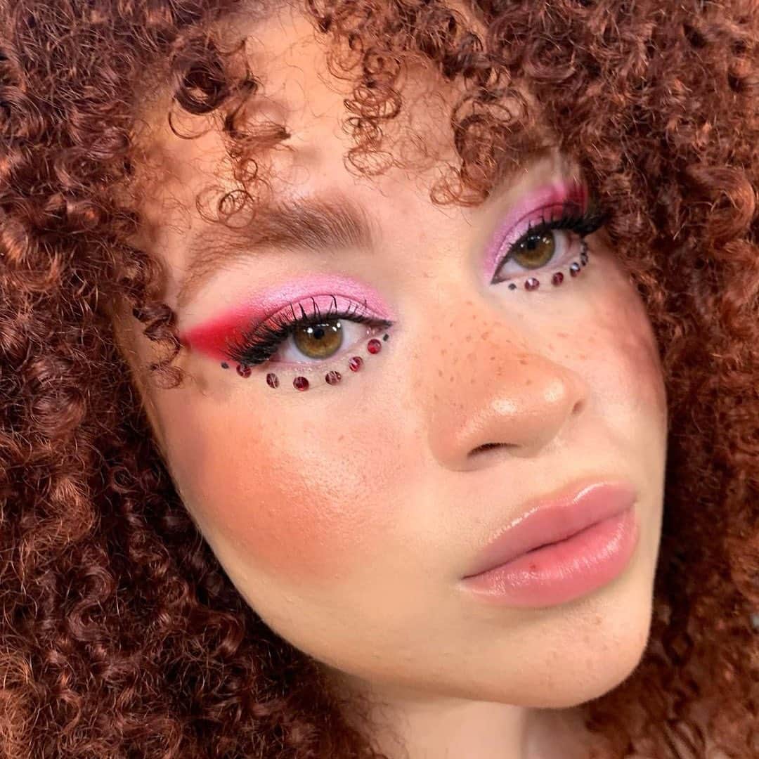 BH Cosmeticsさんのインスタグラム写真 - (BH CosmeticsInstagram)「Can't help but stan @nataliadorbat’s eye-popping #dropdeadgorgeous look with a lineup of exclusive @getstonned gems 💎   Includes: 🩸 Full-On Crazy 14 color shadow palette 🖌 Killer Queen 6 piece eye brush set 💎 BH x Get Stonned Drop Dead Gorgeous Gem Set   #getstonned #bhcosmetics」10月22日 1時39分 - bhcosmetics