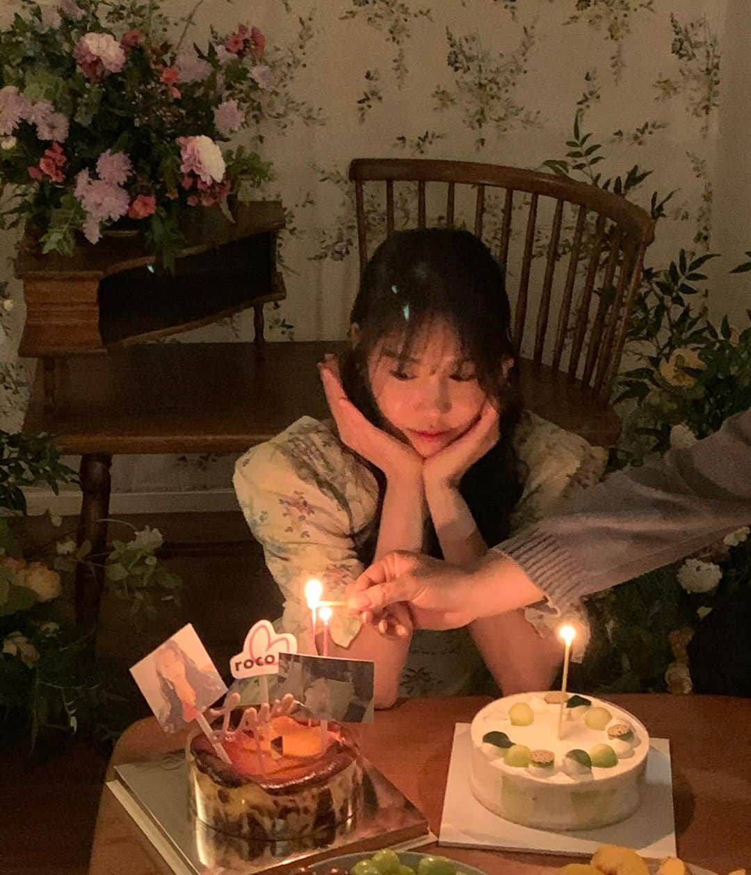 ロコさんのインスタグラム写真 - (ロコInstagram)「HBD :)  생일축해주신모든분들감사합니다💜 넘치는 사랑을 받은 생일이였어요. 정말정말정말요 .  받은사랑 또 나누며 살아갈께요  고마워요 넘 🙆🏻‍♀️」10月22日 1時47分 - rocoforest