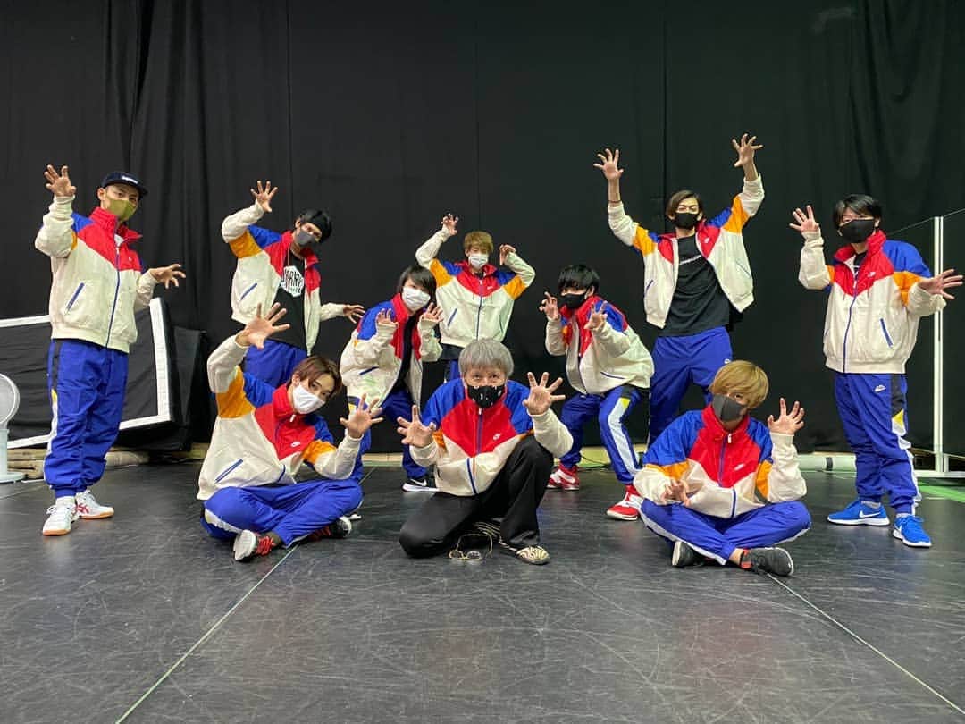 のインスタグラム：「ハイキュー!!ゴミ捨て場の決戦 音駒の9人とオラ 「監督、お揃なんで着てください！」と 最高で最強のメンバー！」