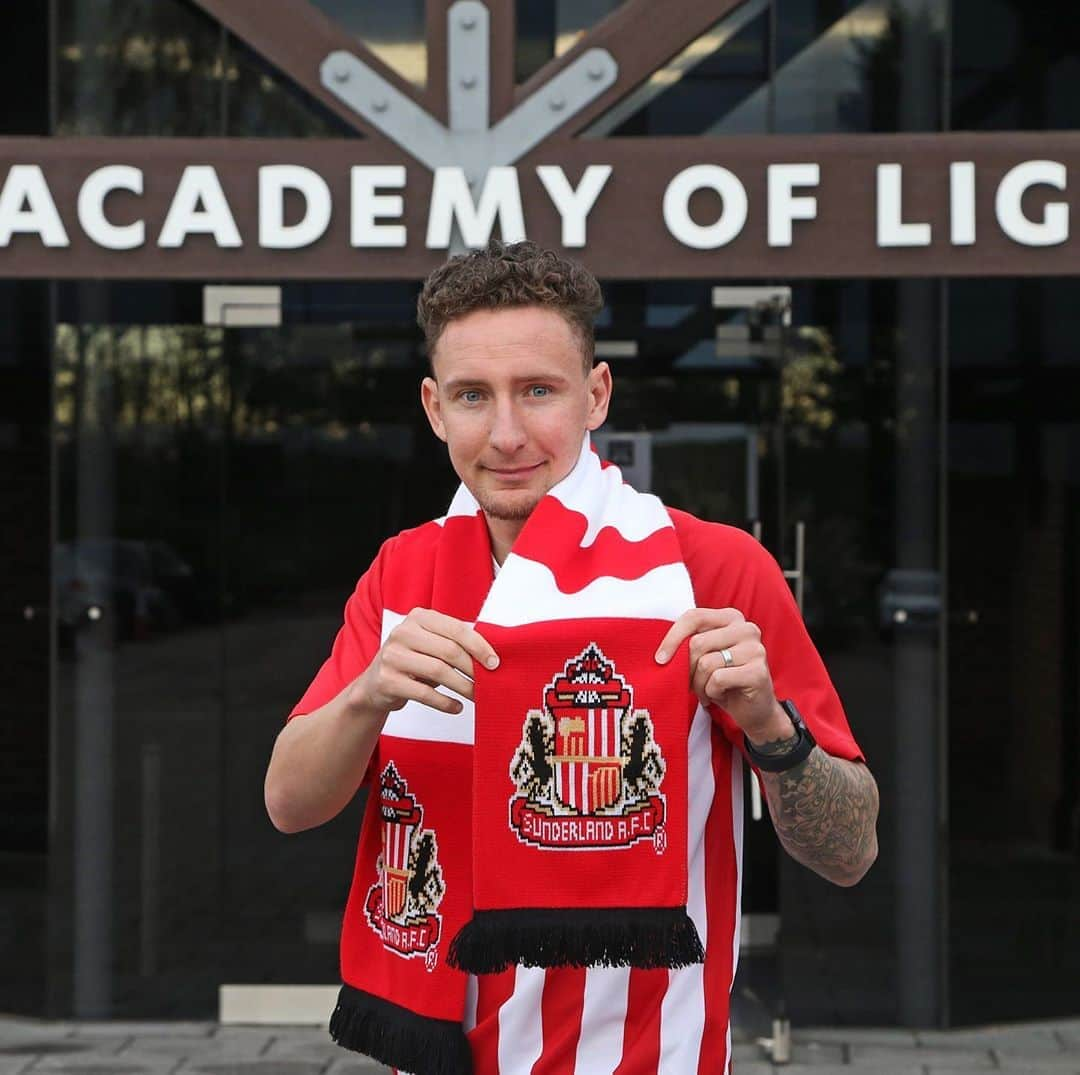 サンダーランドAFCさんのインスタグラム写真 - (サンダーランドAFCInstagram)「🤝 Welcome to #SAFC, Callum McFadzean!」10月22日 1時57分 - sunderlandafcofficial