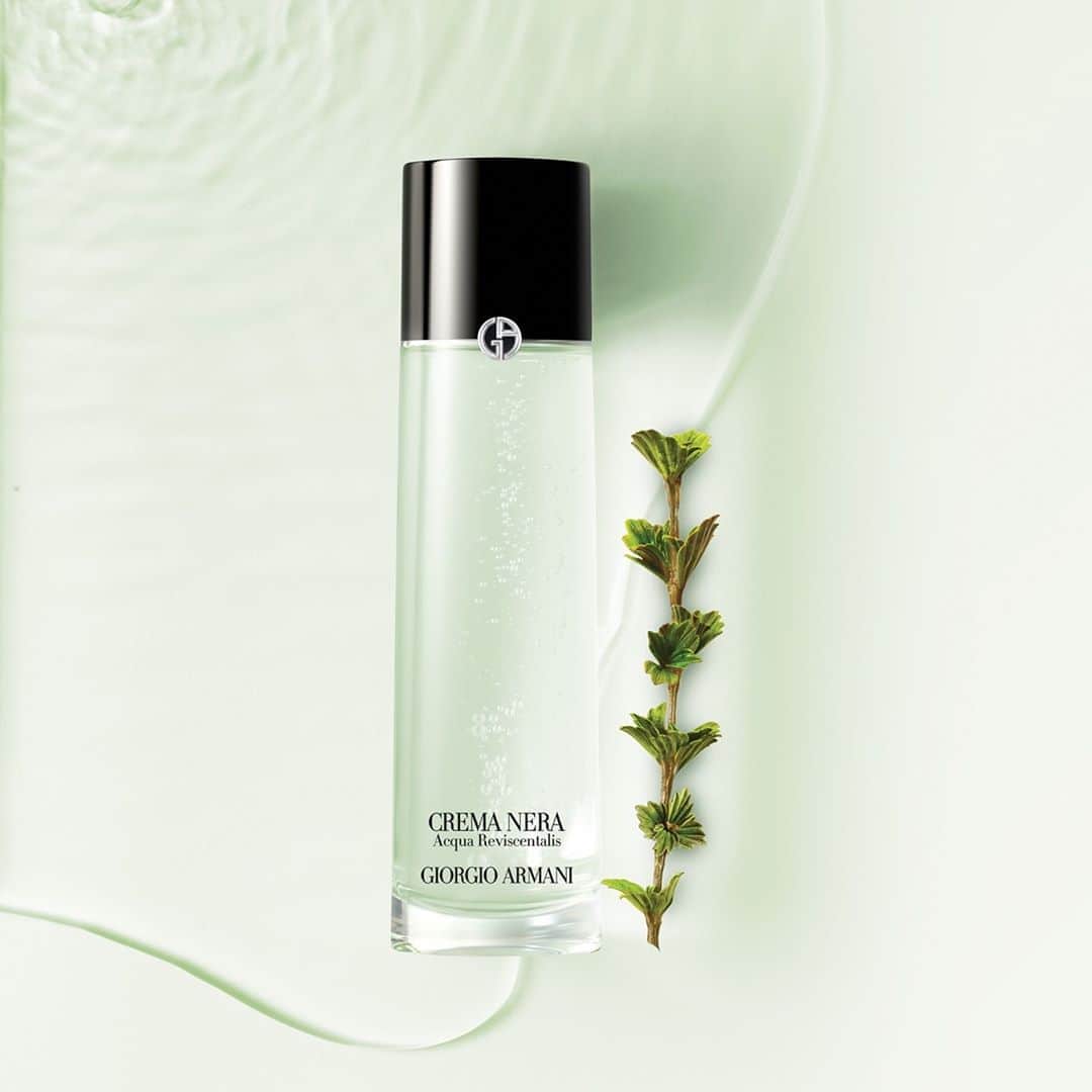 Armani Beautyさんのインスタグラム写真 - (Armani BeautyInstagram)「Your new winter skincare ritual. Apply ACQUA REVISCENTALIS onto clean, dry skin twice a day and feel your complexion becoming more clear, even and radiant day after day.   #Armanibeauty #CremaNera #skincare」10月22日 1時58分 - armanibeauty