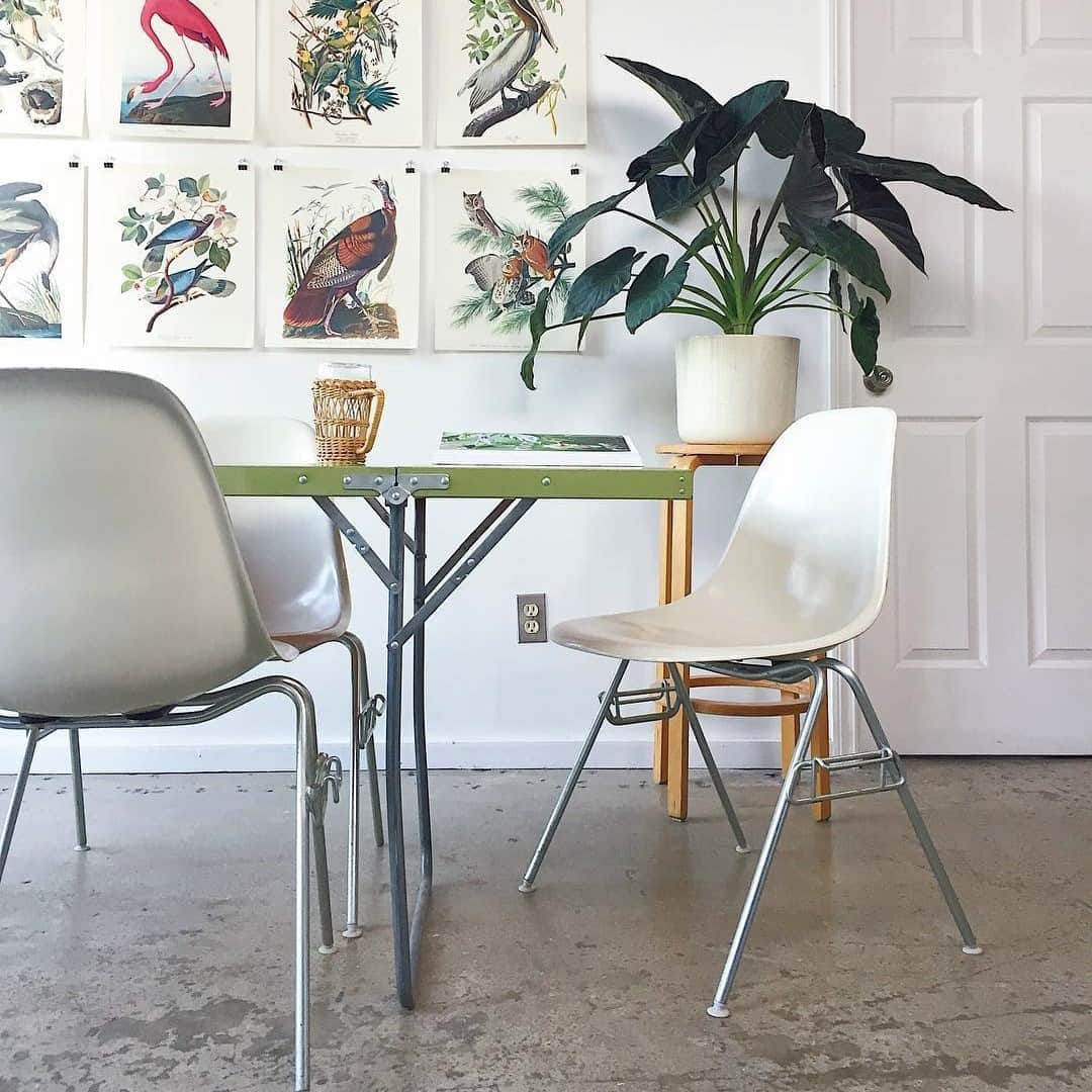 Herman Miller （ハーマンミラー）さんのインスタグラム写真 - (Herman Miller （ハーマンミラー）Instagram)「Feel that tranquil Sunday morning feeling—even on a Wednesday. Whether you’re powering through a project or enjoying a lunch break in the dining room, the Eames Shell Chair is molded to make your body feel at ease during work and play. #HMatHome 📸: @chesterebona」10月22日 2時00分 - hermanmiller
