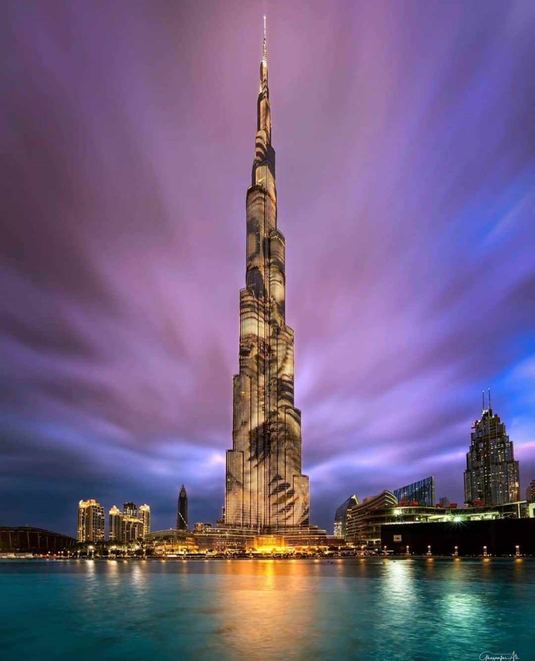 Earth Picsさんのインスタグラム写真 - (Earth PicsInstagram)「The most iconic building in Dubai, the Burj Khalifa 🇦🇪  📷@ghazanfarsphotography」10月22日 2時01分 - earthpix