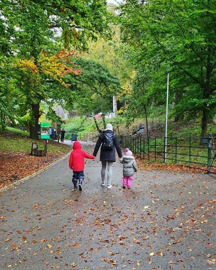 ジェシカ・エニス＝ヒルさんのインスタグラム写真 - (ジェシカ・エニス＝ヒルInstagram)「The kids and I exploring Chatsworth at the weekend. We’re loving the change of color Autumn brings to the trees 🍂 can’t believe it’s already half term next week!」10月22日 2時04分 - jessicaennishill