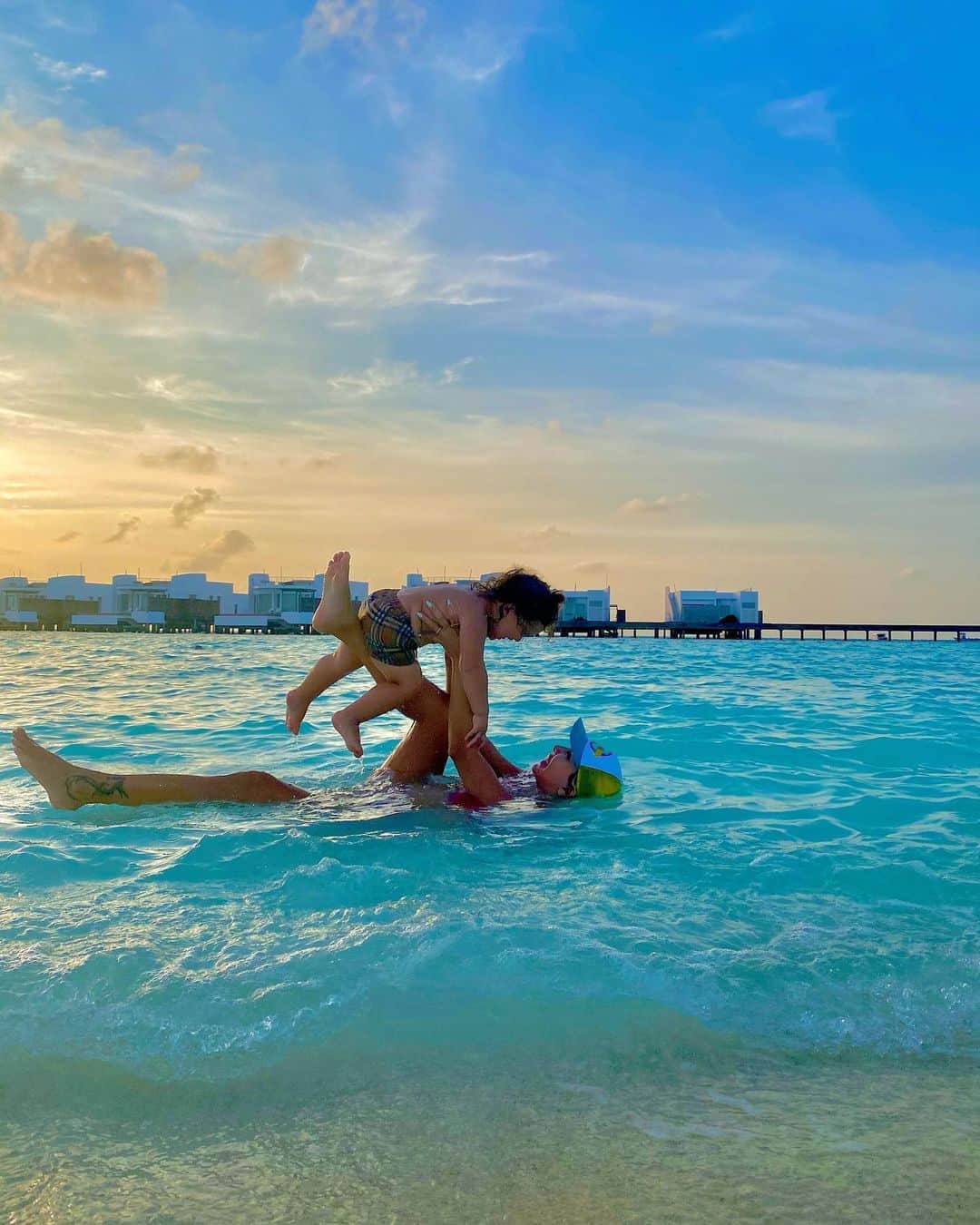 ジョエル・マーディニアンさんのインスタグラム写真 - (ジョエル・マーディニアンInstagram)「My water baby My little merman 🧜‍♂️ #maldives #1stholiday @luxnorthmale #joellemardinian」10月22日 2時05分 - joellemardinian
