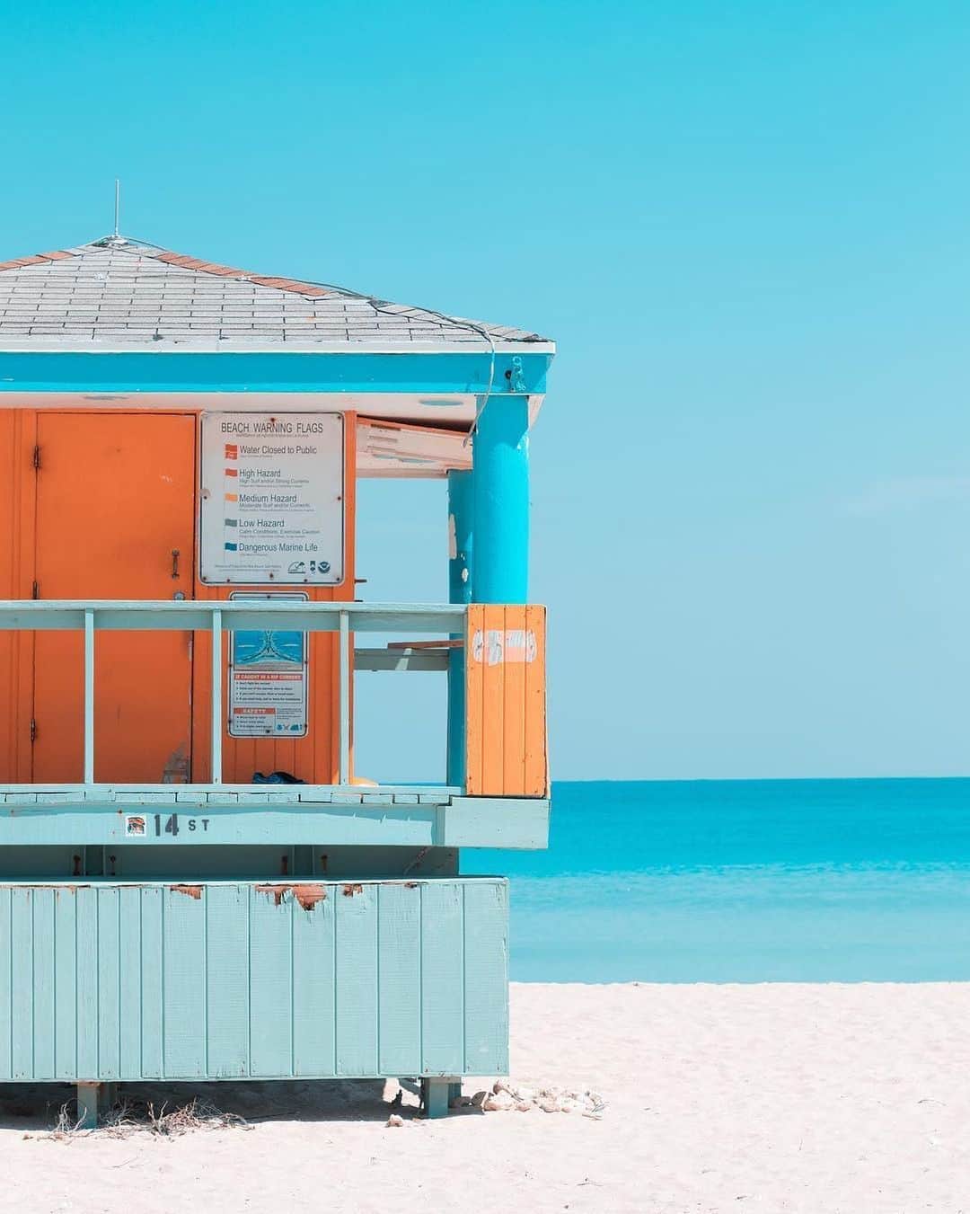 オールバーブラウンのインスタグラム：「Did you know we have 5 stores in South #Florida? Get to know us at any of the locations below: 🛍@TheRoyalPoincianaPlaza 🏬@BalharbourShops 🏨@TheSetaiMiamiBeach 🏢@BrickellCityCentre 🛥@WatersideShops   📍(All store locations found in bio)  📷 by @GuzmanBarquin #HolidayBetter #OBsAroundTheWorld #DoseOfSun」