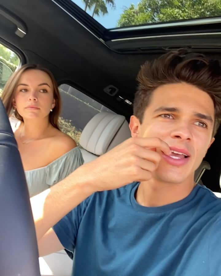 Brent Riveraのインスタグラム：「She forgot her card 🥺😂 @piersonwodzynski」