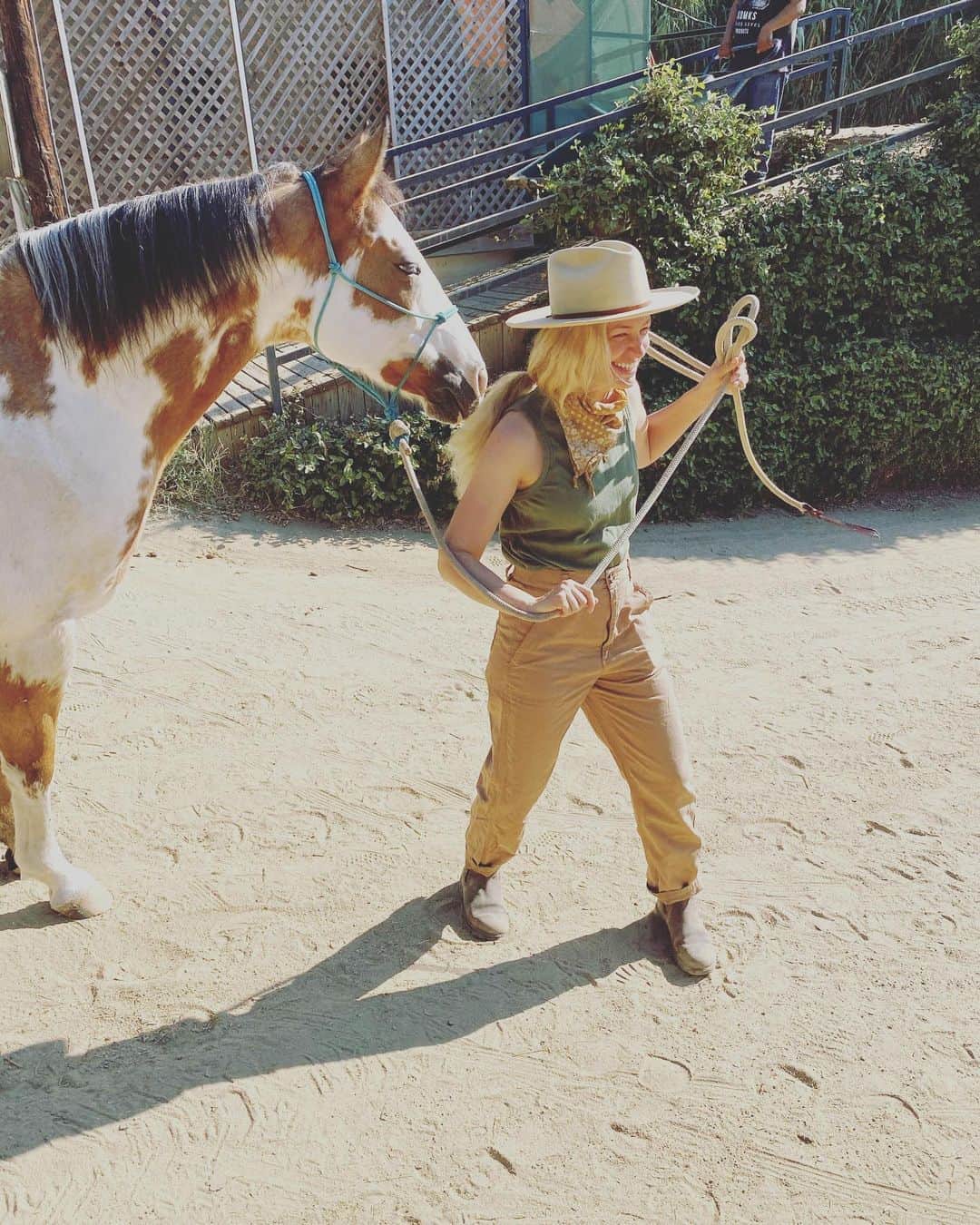 ベス・ベアーズのインスタグラム：「Pretty much always thinking about my happy place : 🐴🐴💛🙌🏻🌿🍃#rescuehorse #rescuehorsesofinstagram」