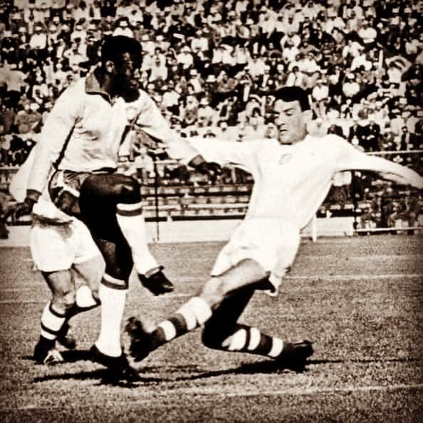 ペレさんのインスタグラム写真 - (ペレInstagram)「Eu era apenas um garoto. Um garoto com um sonho. Quando vi meu pai chorar, pela derrota do Brasil na Copa do Mundo de 1950, eu prometi para o seu Dondinho que iria levar esse troféu para casa. Cheguei na Seleção com 16 anos, e com essa ideia fixa na cabeça.  Representar o Brasil sempre foi minha obsessão. Em 1958, sofri uma lesão no joelho, mas mesmo assim, a possibilidade de não realizar o meu sonho doeria muito mais que este pequeno problema. Conseguimos, juntos, conquistar essa vitória inédita para o país. Eu tinha apenas 17 anos e 249 dias, quando pude ajudar com dois gols, na vitória por 5 a 2 contra a Suécia, em Estocolmo. Fui o jogador mais jovem a disputar uma final de Copa do Mundo. E foi nessa Copa do Mundo que a tal "camisa 10" mudou minha vida.   Depois de 1958, ainda fui abençoado com mais três Copas do Mundo, e pude levantar o troféu mais duas vezes.   A Seleção Brasileira me ensinou que sonhos nunca morrem e que perseverar é o segredo para se manter no topo. Obrigado, Brasil. Foi um prazer vestir essa camisa por tanto tempo. Deus foi bom para mim.   //   I was just a boy. A boy with a dream. When I saw my father cry, for the defeat of Brazil in the 1950 World Cup, I promised to Dondinho that I would take this trophy home. I joined the national team when I was 16, and with that idea fixed in my head.  Representing Brazil has always been my obsession. In 1958, I suffered a knee injury, but even so, the possibility of not making my dream come true would hurt much more than this little problem. Together, we managed to achieve this unprecedented victory for Brazil. I was only 17 years old and 249 days old, when I was able to help with two goals, in the 5-2 victory against Sweden in Stockholm. I was the youngest player to play in a World Cup final. In fact, it was at this World Cup that the "shirt 10" changed my life.  After 1958, I was still blessed with three more World Cups, and I was able to lift the trophy two more times. The Brazilian team taught me that dreams never die and that persevering is the secret to staying on top. Thanks Brazil. It was a pleasure to wear this shirt for so long. God was good to me. #Pele10x8」10月22日 2時13分 - pele