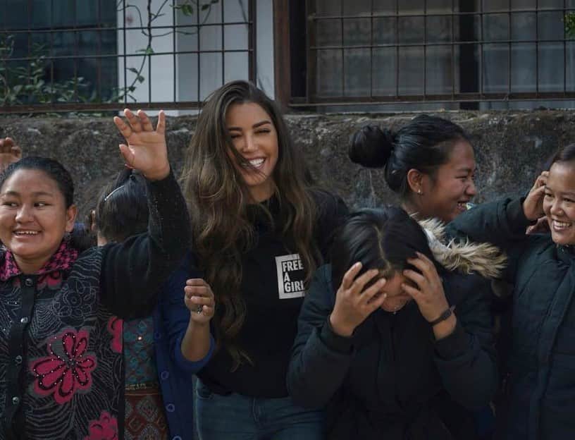 のインスタグラム：「Ik zit met kippenvel! Naar aanleiding van mijn laatste story ontvangen wij in een paar uur tijd al 2500+ donaties!! ❤️ In een gekke periode als deze, zijn jullie nog steeds bereid om bij te dragen aan mijn missie: een wereld vrij van seksuele exploitatie van kinderen. ✊🏼 Elke donatie wordt gezien en zo erg gewaardeerd. Aan elke donateur, duizendmaal dank.💕En als jij na het lezen van dit bericht ook gaat doneren, alvast duizendmaal dank!! Bless you 🙏🏼 #freeagirl. Wil je ook 1,- euro doneren link in bio ❤️  ---- Goosebumps everywhere! Within a few hours right after my last FREE A GIRL story, you all chipped in and we've received more than 2500+ donations across the globe!!  I can't believe it❤️, in these  crazy ..yet uncertain circumstances in life, you are still supporting our cause and mission; to make the world free from sexual exploitation of children! Every donation is highly appreciated💕! And if you are willing to help out after reading this, a thousand rewards and blessings to you🙏🏽. I am super grateful.. Check out the link in my bio to donate €1,- ❤️」