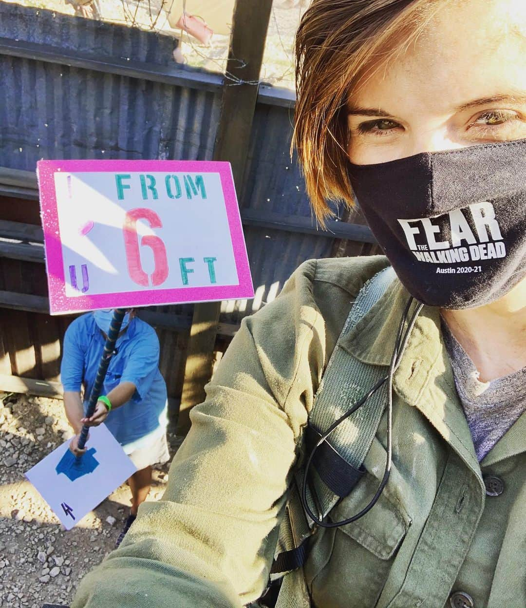 マギー・グレイスさんのインスタグラム写真 - (マギー・グレイスInstagram)「“I 🤍 U from 6 Ft”  Daily thanks to the badass @feartwd crew for all the covid protocols that let us come back to work- hopefully keeping each other safe at the same time!  #yayscience #teamworkmakesthedreamwork #maskup #slayallday  🧟‍♀️🕺🏽💃🏻🚶🏽‍♀️🧍🏻‍♂️🧍🏿‍♂️👯‍♀️🕴🏽🧟‍♂️」10月22日 2時17分 - maggiegrace