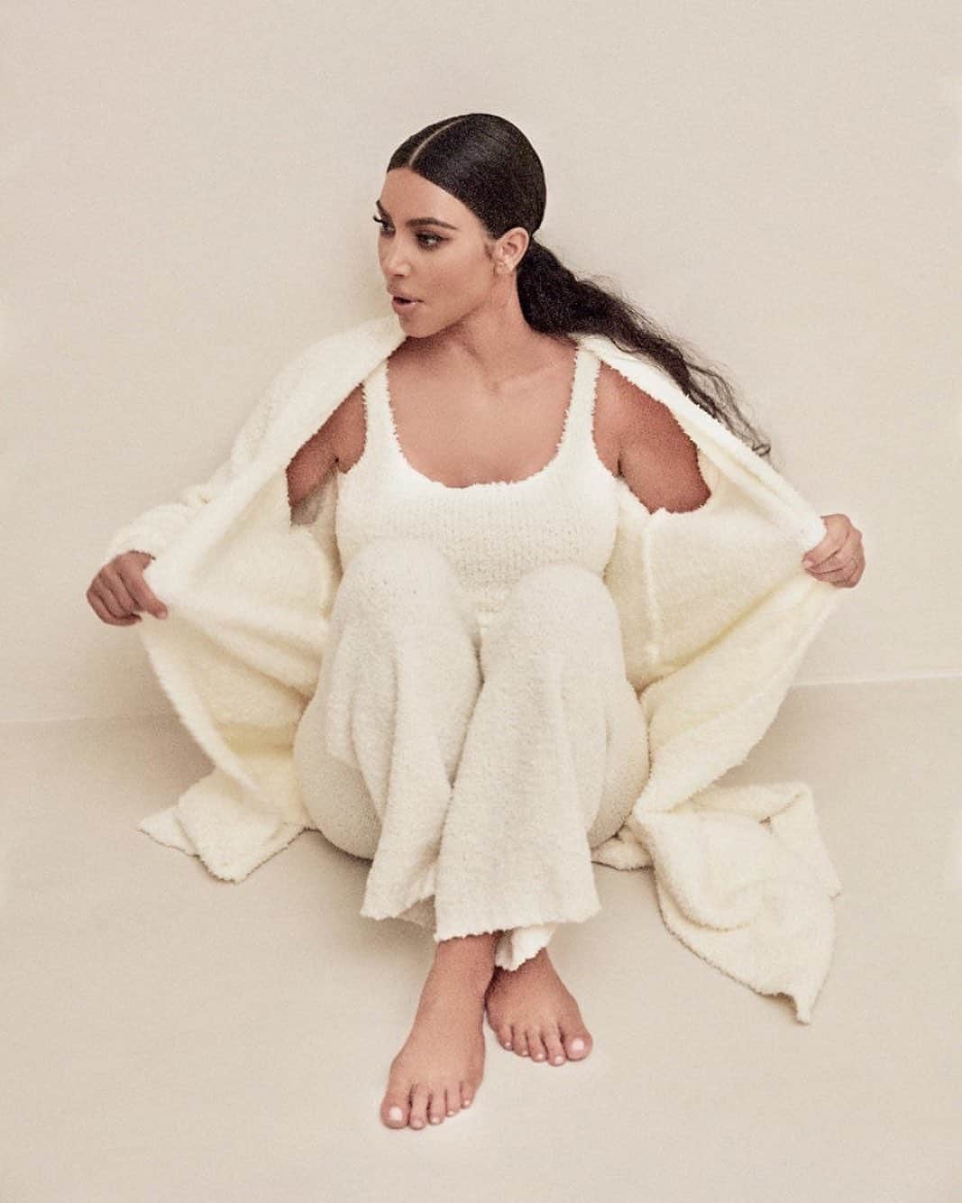 Nordstromさんのインスタグラム写真 - (NordstromInstagram)「The @SKIMS cozy collection is here. Plush and decadently soft, these pieces from @kimkardashian are a luxe upgrade for your loungewear. Get them before they're gone at the link in bio. #stayNspired」10月22日 2時29分 - nordstrom
