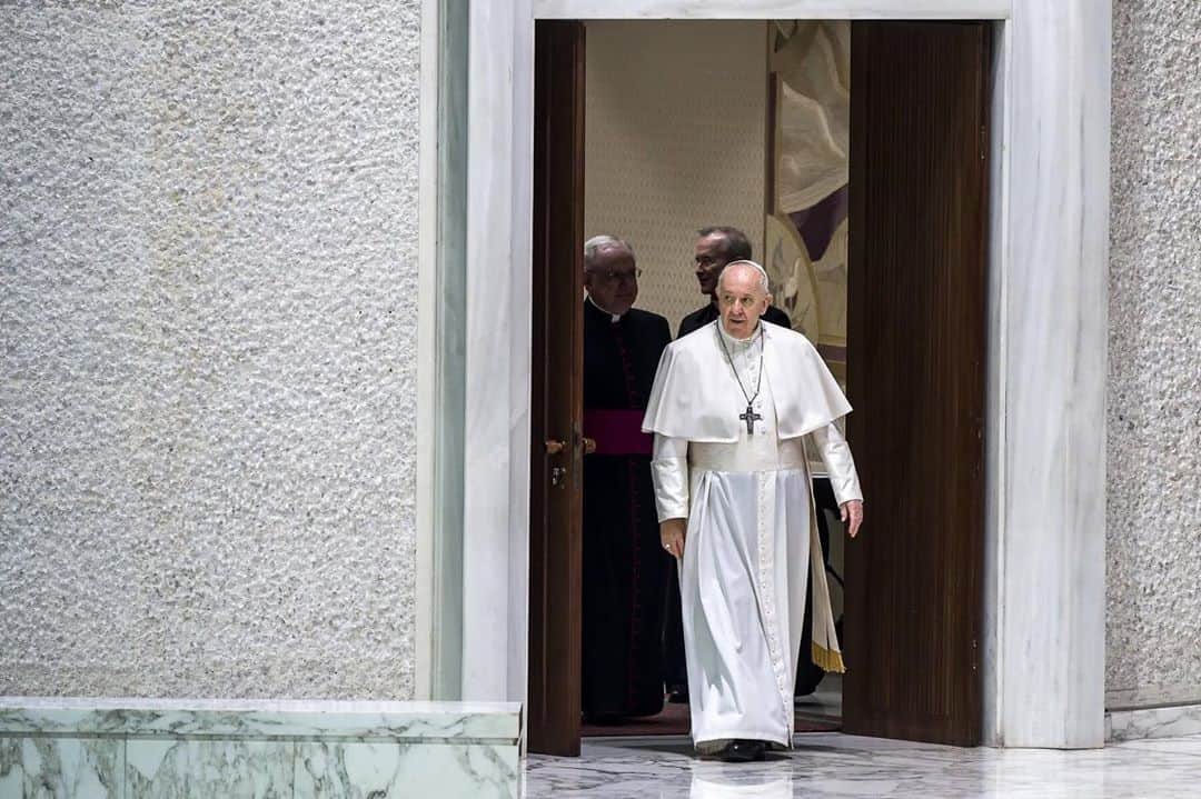 エリック・クリスチャン・オルセンのインスタグラム：「LOVE IS LOVE. We are ALL children of God. Pope Francis just made another step into the right side of history. Speaking about pastoral outreach and care for people who identified as L.G.B.T., Francis directly addresses the issue of civil unions in an upcoming documentary film.  “What we have to create is a civil union law. That way they are legally covered,” Francis said amid remarks in which he otherwise reiterated his support for gay people as children of God. “I stood up for that.”#lgbt #lgbtq #lovewins」