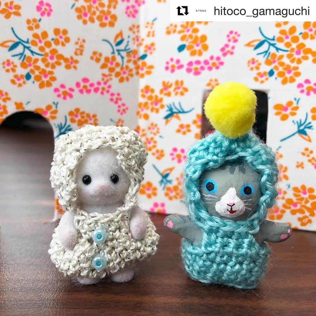 のインスタグラム：「hitocoならではの、かわいくてちょっとヘンテコなコスチュームが作れるワークショップ、まだご予約可能だそうです🐙 わたしも参加しまーす。  #Repost @hitoco_gamaguchi  ・・・ 白猫ちゃんと鯖トラちゃん。 雪だるまとポンポン星人。 お人形はシルバニヤとユミキタギシ。 . 「あんで つくる にんぎょう の おようふく ワークショップ」  日程:11月7日土曜日 時間:13時〜15時 会場: 阿佐ヶ谷elf.姉妹堂 @elfkidsmarket  定員:7名 参加費: 3000円 . 編針（お持ち帰りいただけます） 糸（会場にあるものの中からお好きなお色をお選びください） あみ図（私独自のものになりますので、読みにくかったらすみません） お手持ちのお人形をお持ちください。シルバニアベビーサイズ推奨。 お持ちでない方は、yumikitagishi @yumikitagishi の小さいお人形も販売（数量限定）していますので、こちらを購入して作っていただくこともできます♡ . お茶とお菓子を用意してお待ちしております♡ ご参加をご希望の方はDMでご連絡くださいませ！ . #elf姉妹堂 #yumikitagishi #ワークショップ #鍵編み #hitoco #ハンドメイド #手芸 #人形の服 #お茶会 #一緒に作ろう #編み物」