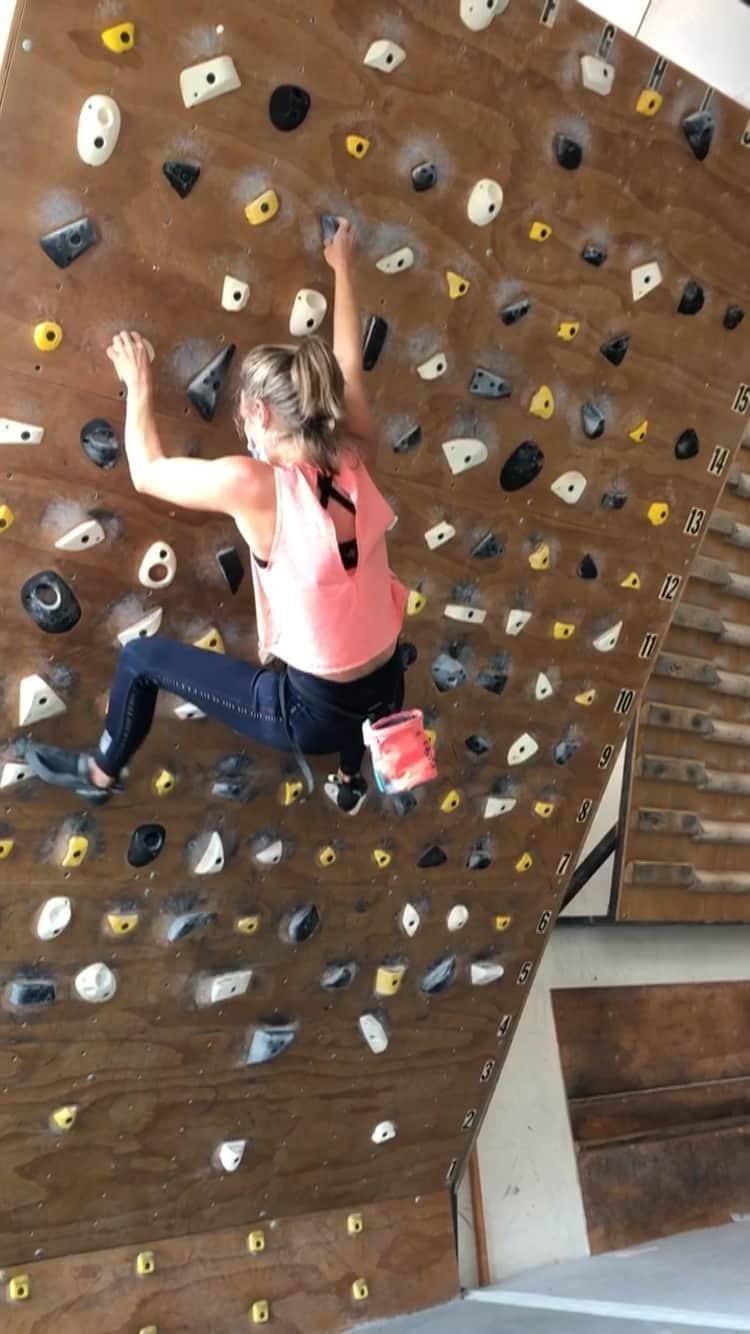 チェルシー・ルーズのインスタグラム：「Anaerobic threshold training begins! @alex.stiger kicked my butt - but we have two weeks of hard training before a deload week prior to heading off to the Red River Gorge!  Needless to say, today is a rest day 🧡🧡🧡👊  Have you guys done anaerobic threshold training before?! Tell me about it!」