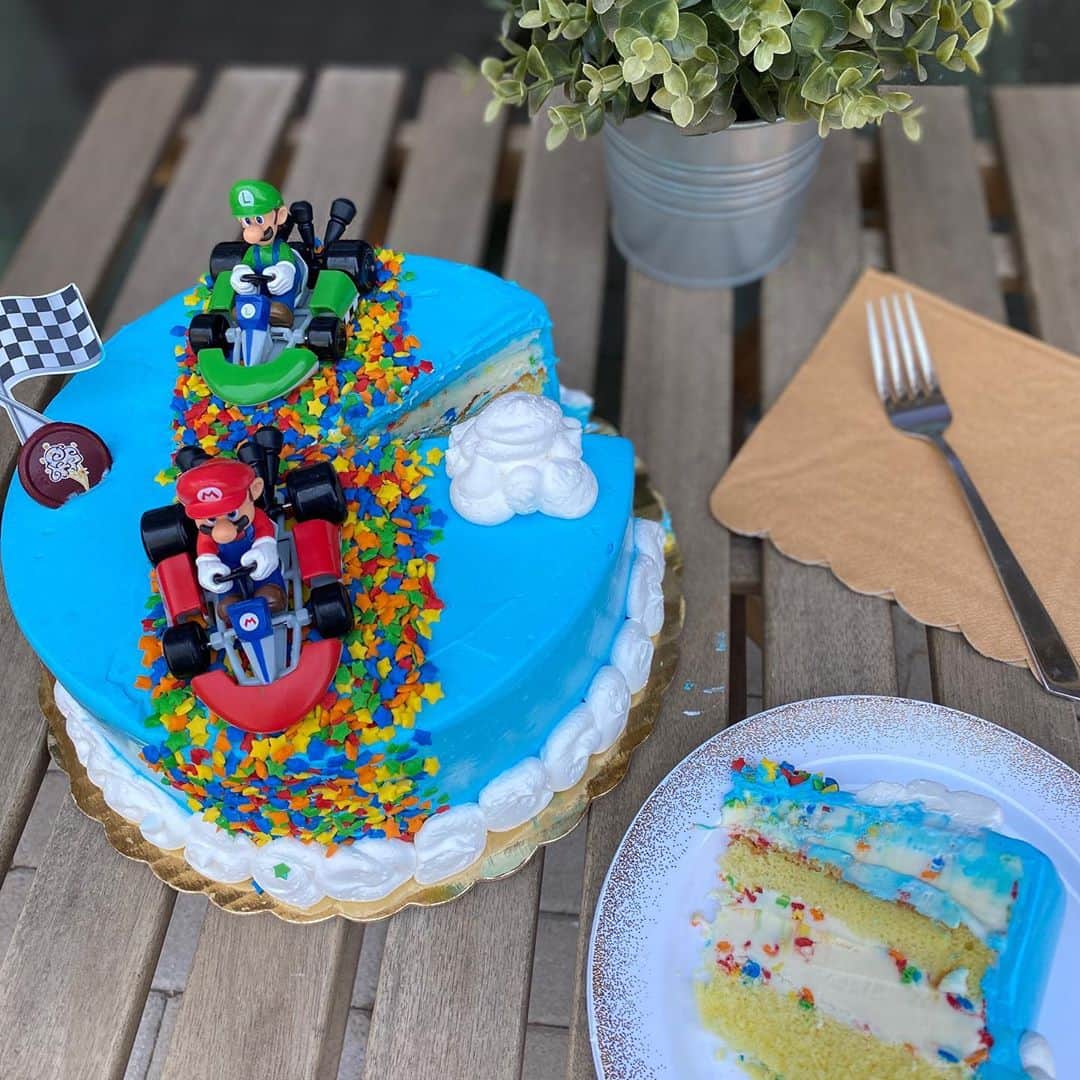 コールド・ストーン・クリーマリーのインスタグラム：「Have you tried our Rainbow Road Rally cake yet?! Cut into these delicious layers of moist yellow cake, Cake Batter Ice Cream® with star sprinkles wrapped in fluffly bright blue frosting. 😋」