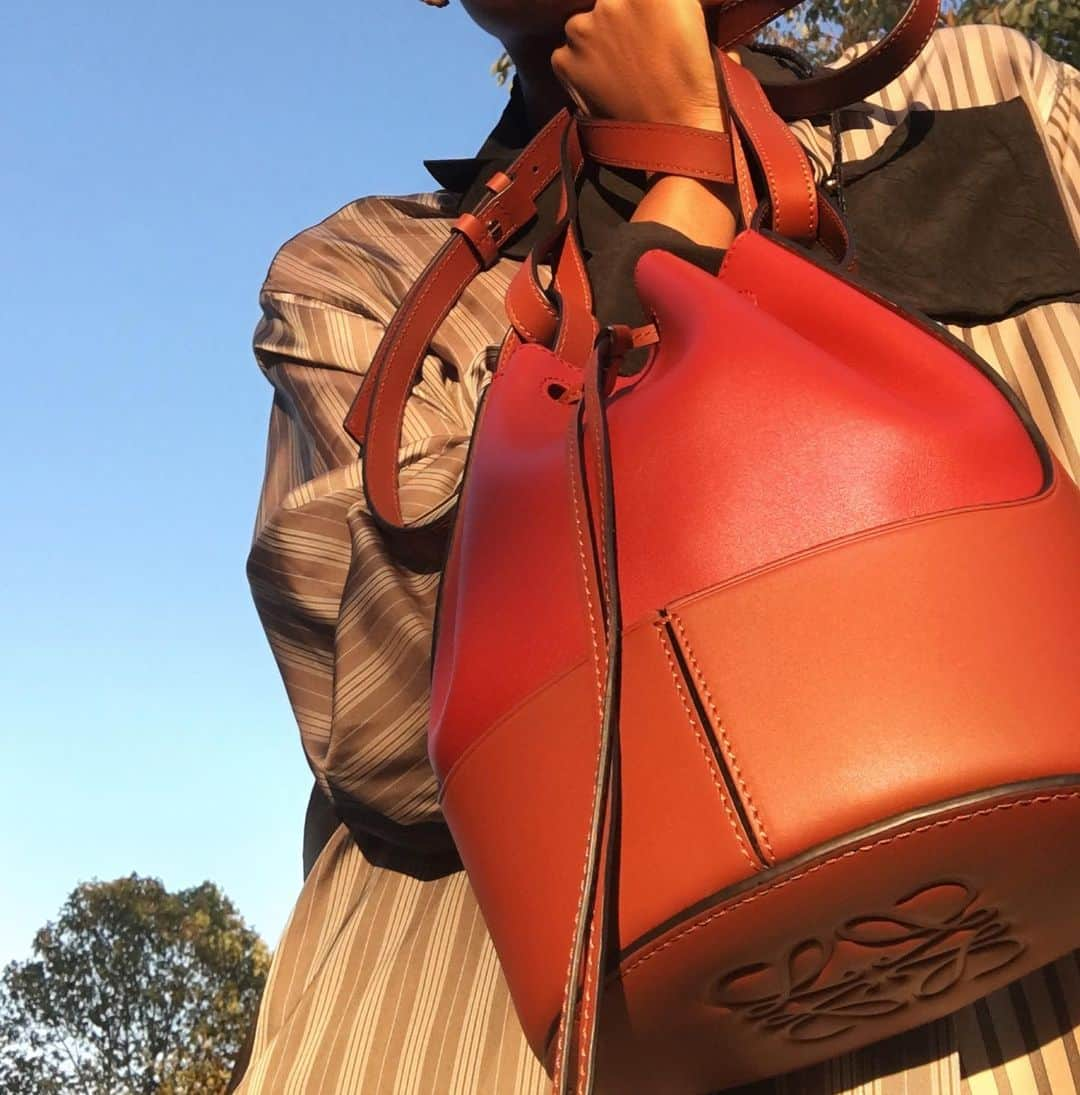 British Vogueさんのインスタグラム写真 - (British VogueInstagram)「Enduringly chic but with a touch of quirk, #Loewe’s new Balloon bag is the most stylish way to stash your personals this season. Click the link in bio to see how four #BritishVogue editors style theirs and share tips on how to make the most of the shapely, capacious purse.」10月22日 2時37分 - britishvogue