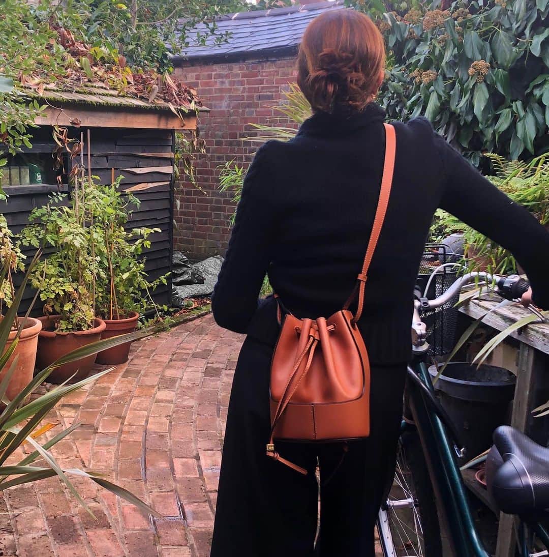British Vogueさんのインスタグラム写真 - (British VogueInstagram)「Enduringly chic but with a touch of quirk, #Loewe’s new Balloon bag is the most stylish way to stash your personals this season. Click the link in bio to see how four #BritishVogue editors style theirs and share tips on how to make the most of the shapely, capacious purse.」10月22日 2時37分 - britishvogue