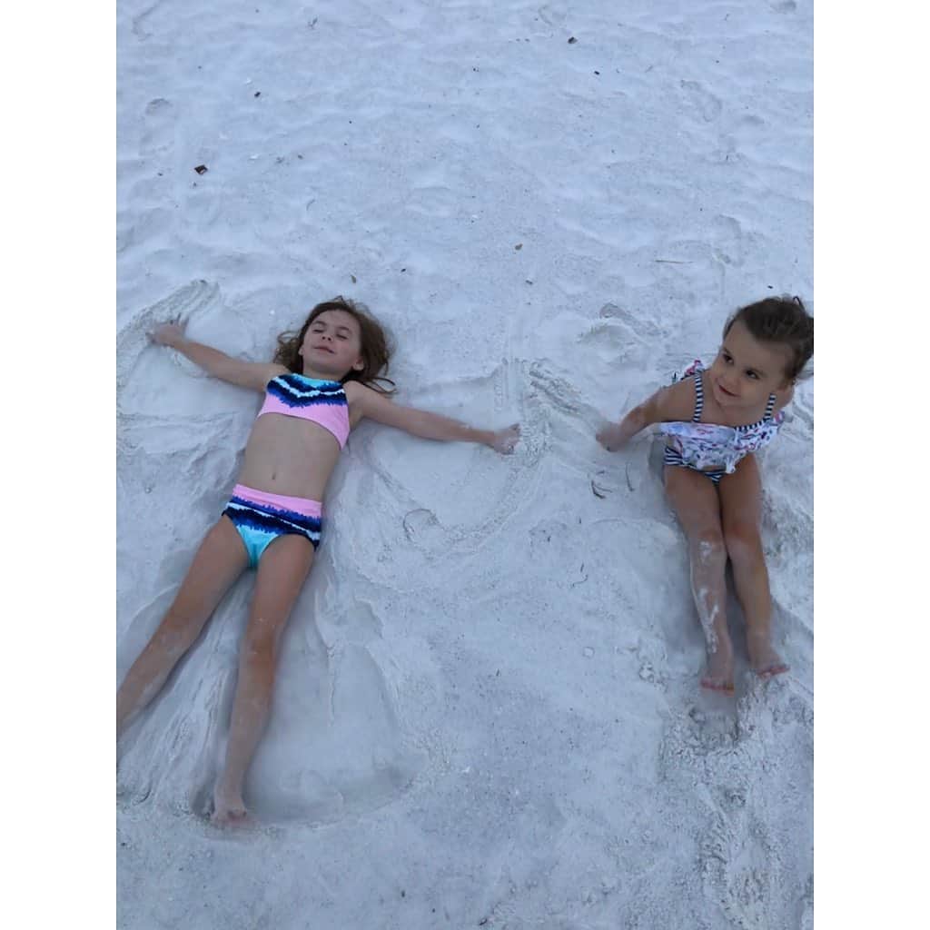 カーラ・モナコさんのインスタグラム写真 - (カーラ・モナコInstagram)「These two beach angels, make our hearts so happy!!! 💖💖 #TheAdventuresofRockyandScarlett #beachbabies #besties #RockyRose #Rosebud #ScarlettArya」10月22日 2時41分 - karamonaco