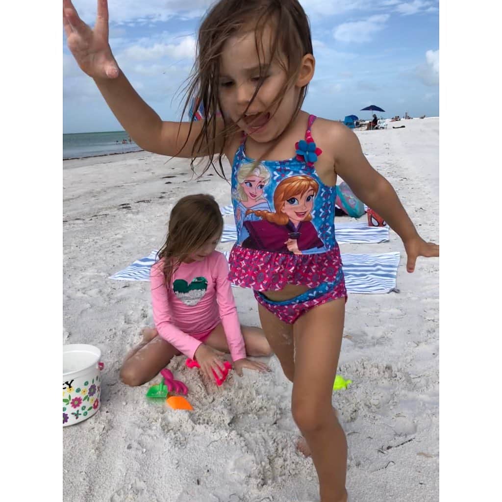 カーラ・モナコのインスタグラム：「These two beach angels, make our hearts so happy!!! 💖💖 #TheAdventuresofRockyandScarlett #beachbabies #besties #RockyRose #Rosebud #ScarlettArya」