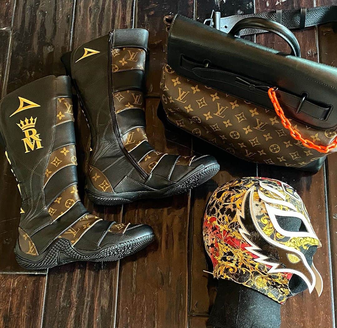 レイ・ミステリオ・ジュニアのインスタグラム：「Gracias @pirma_oficial por consentirme siempre al 💯...Mis primeras botas LV, quedaron de poca M!!  Took an LV bag from my wife & @pirma_oficial took it apart & created my first pair of LV boots. Truly thankful with #Rafa & the whole #PirmaTeam for creating some 🔥🔥!!💯🙏🏼💙🇲🇽」