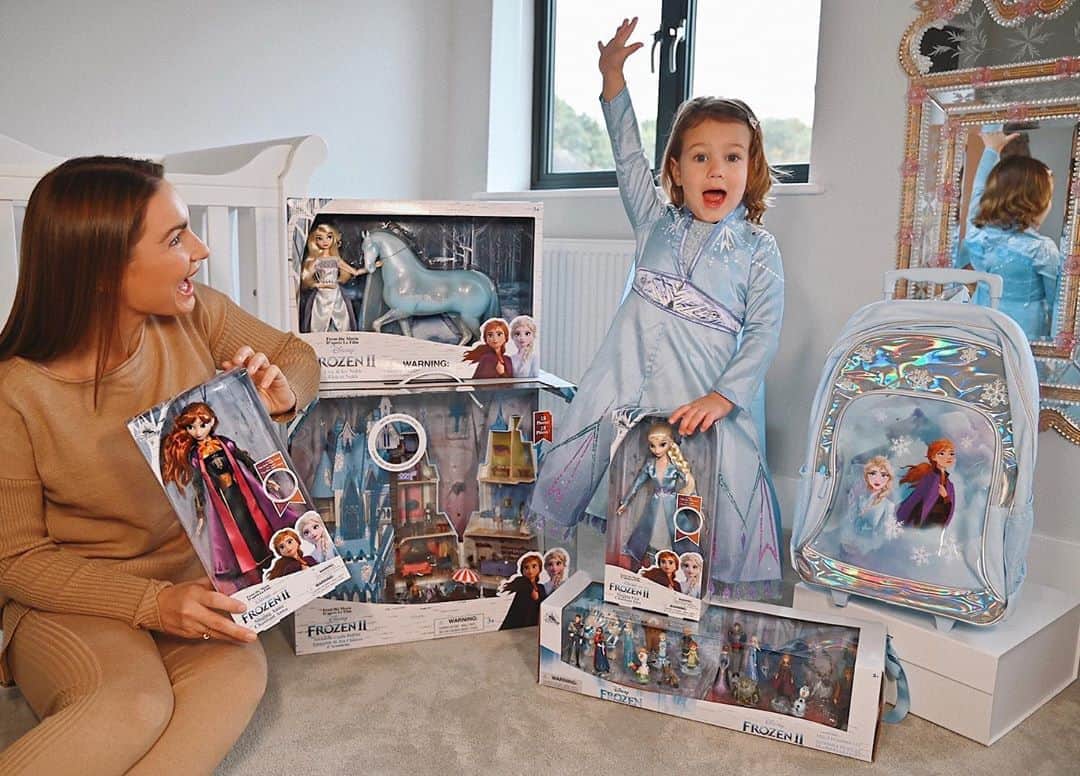 サム・フェアーズのインスタグラム：「#AD Rosie as Queen Elsa 💙  Her face lit up like you can’t believe.. what a lucky little girl thank you @shopdisneyuk 🙏 We completely surprised her with all these new Frozen 2 toys. The Elsa doll is her new favourite and hasn’t left her side 😆😍 The new range of products and apparel have launched to celebrate #FrozenFanFest, the one year anniversary of Frozen 2 are available now @shopDisneyUK 💙」