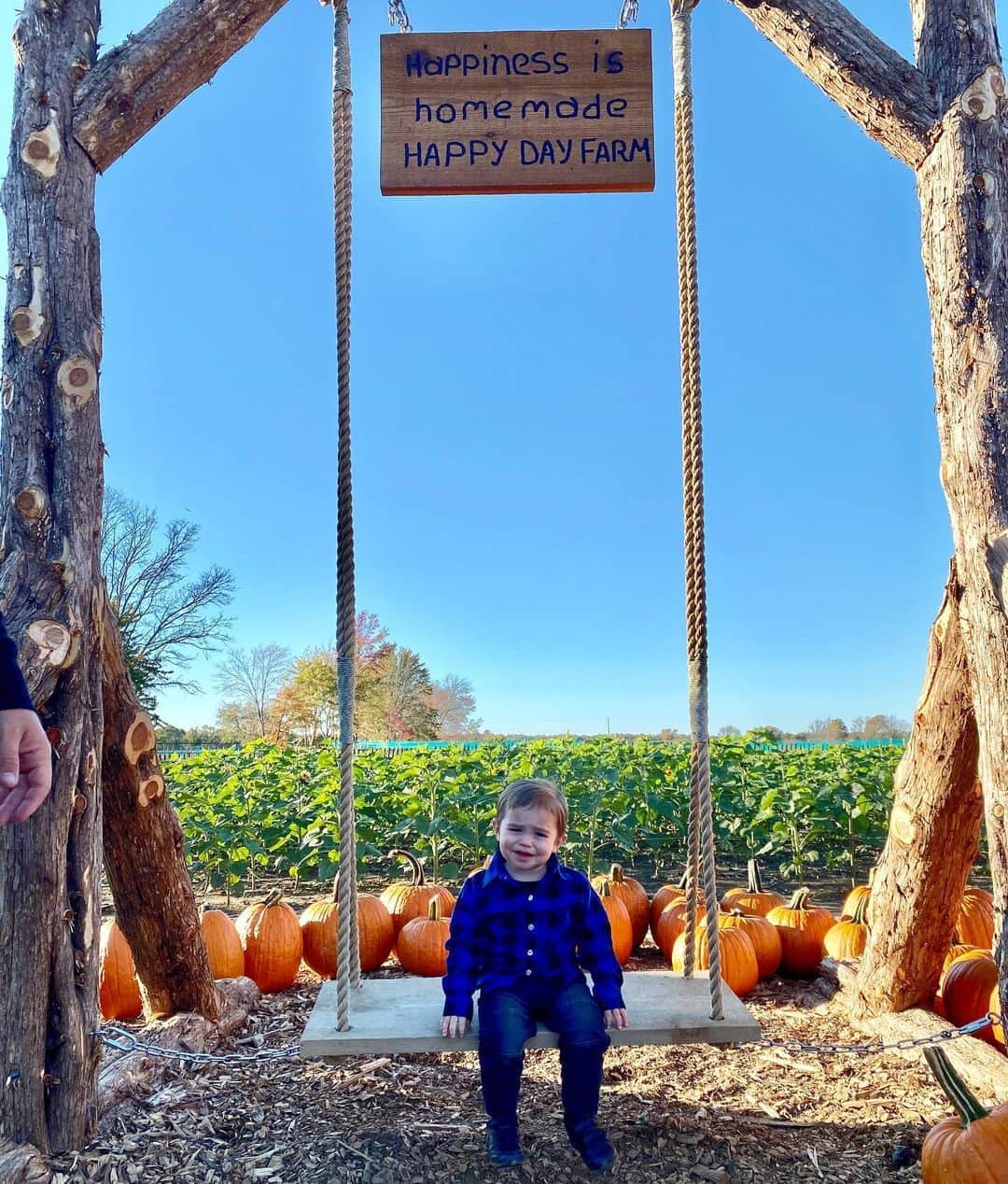 ディーナ・ニコール・コルテーゼのインスタグラム：「Reality vs. Instagram 😂 Cj AND daddy were over Mommys pictures 🤣 but i just want allll the memories for later in life lol ( that was the last pic I took of the day.. poor kid) - ps. He still looks cute annoyed loll」