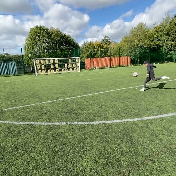 F2Freestylersのインスタグラム：「The skill 🤩, the swivel 🌪, the strike 💥, the sound 🎶 Tag a baller below with unreal tekkers ⬇️」