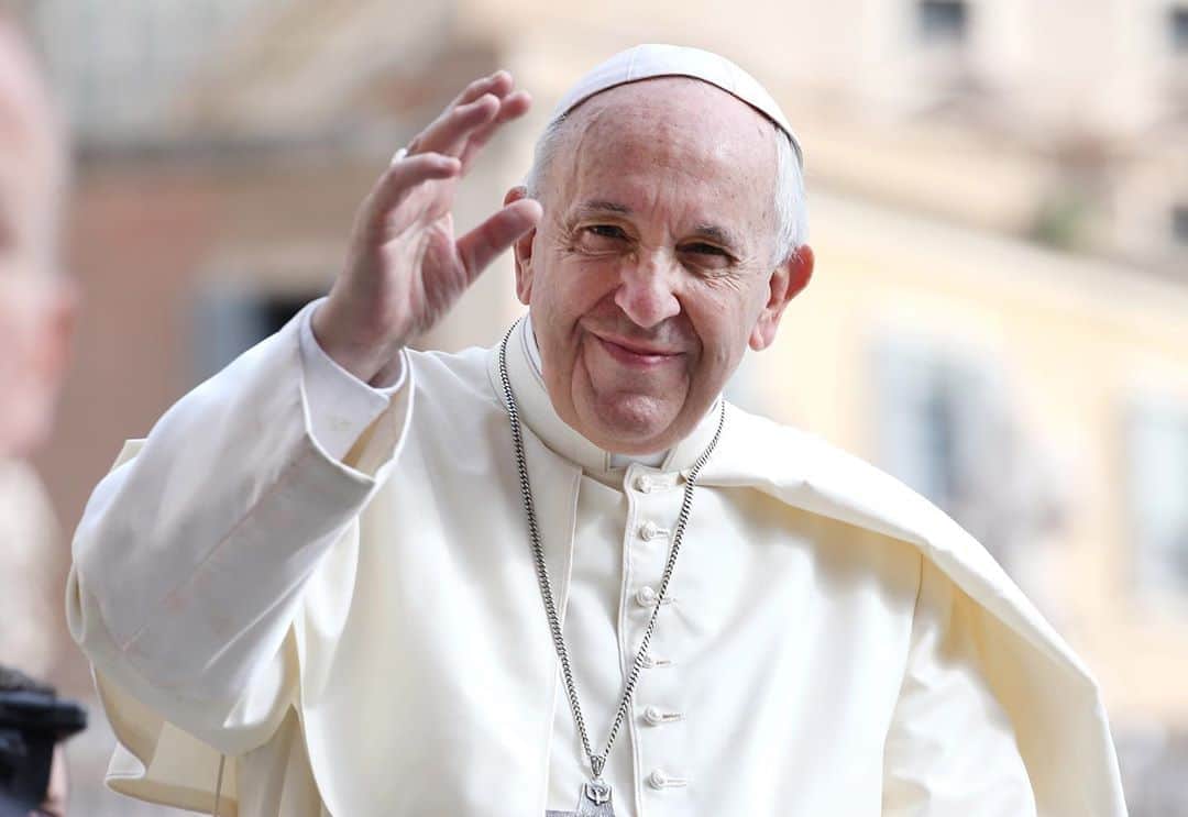 Vogue Italiaさんのインスタグラム写真 - (Vogue ItaliaInstagram)「It’s an historical moment, the highest of the representatives of the Catholic Church has acknowledge for the first time the right of the LGBTQ+ community to have a family: Pope Francis indicates support for same-sex civil unions. He has just said that he thinks same-sex couples should be allowed to have "civil unions". "Homosexual people have a right to be in a family," he said. "They are children of God and have a right to a family. Nobody should be thrown out or made miserable over it.”」10月22日 2時58分 - vogueitalia
