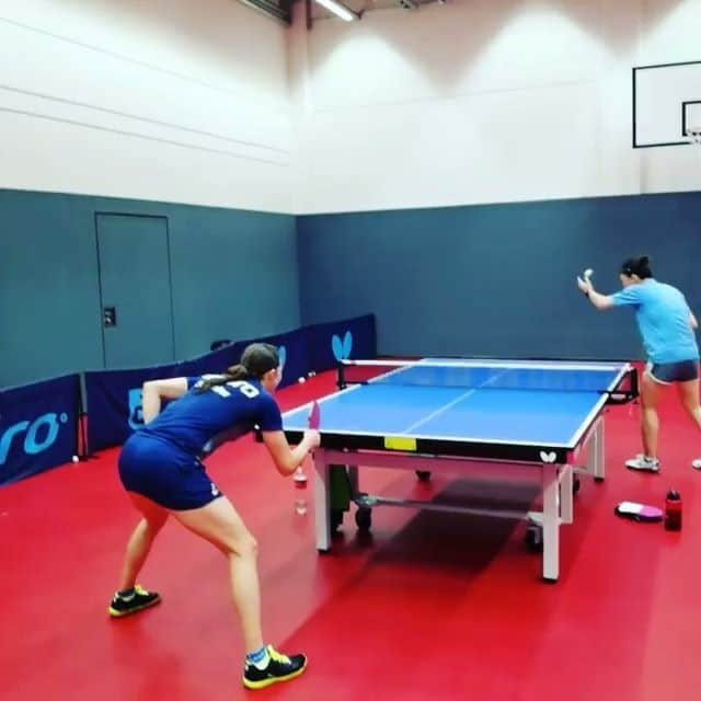 のインスタグラム：「#TrainLikeAPro with @xiaonashan & @sabine.winter.775 🇩🇪🙌🏼😂   #PositiveVibesOnly #TableTennis」