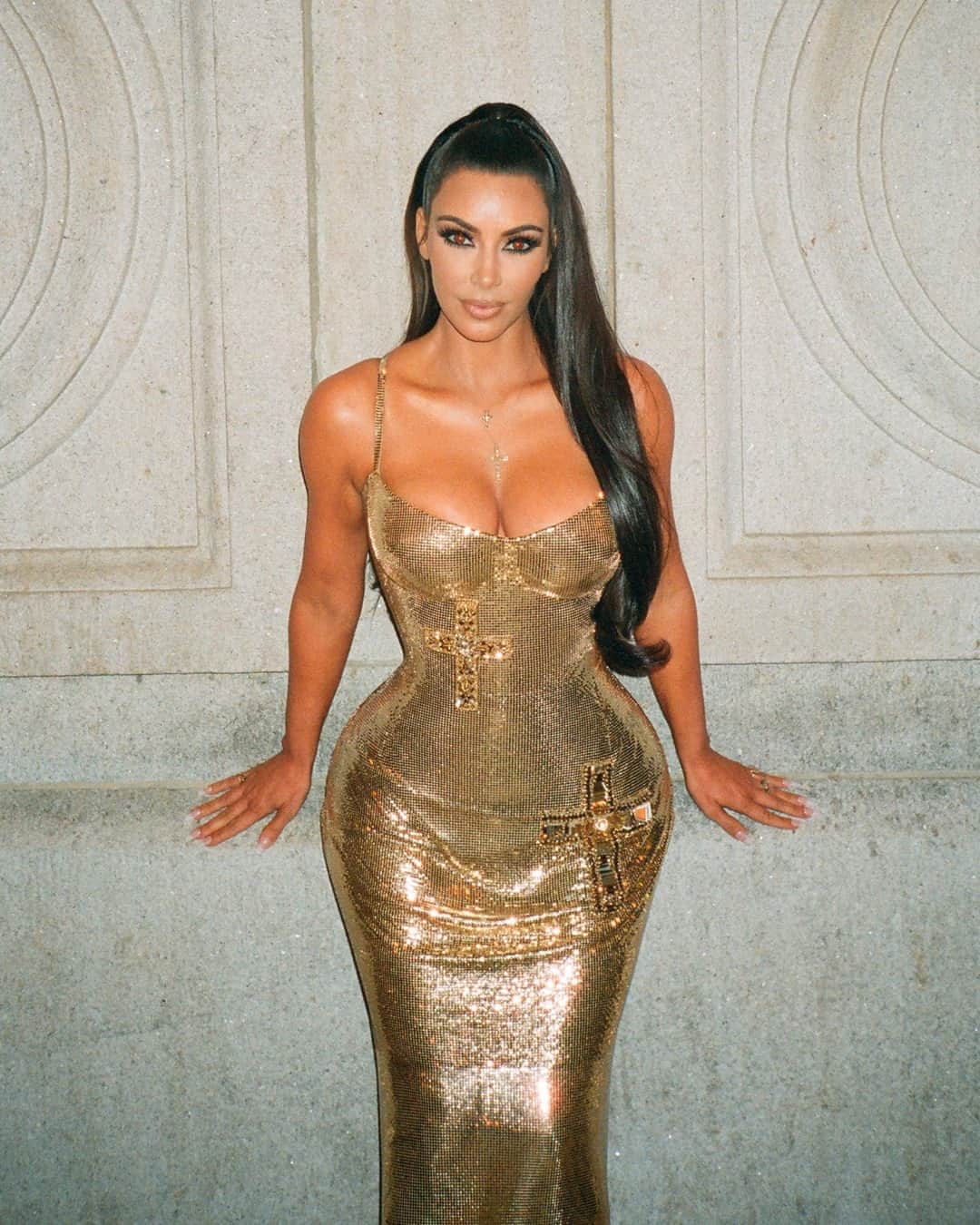 Vogueさんのインスタグラム写真 - (VogueInstagram)「Happy 40th birthday, @KimKardashian! Tap the link in our bio for a look at how the star has evolved her wardrobe to reflect her celebrity’s multifaceted nature–and subsequently influenced the entire fashion industry. Photographed by @kendalljenner for Vogue in 2018」10月22日 3時00分 - voguemagazine