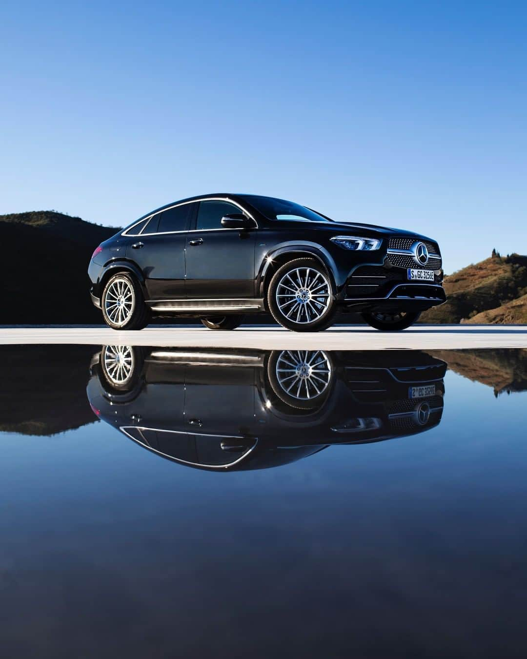 メルセデス・ベンツさんのインスタグラム写真 - (メルセデス・ベンツInstagram)「Looks to turn heads. With you centre stage. Striking sporty design and cutting-edge technologies on board, the Mercedes-Benz GLE Coupé.  #GLE #Coupe #allkindsofstrength」10月22日 3時00分 - mercedesbenz