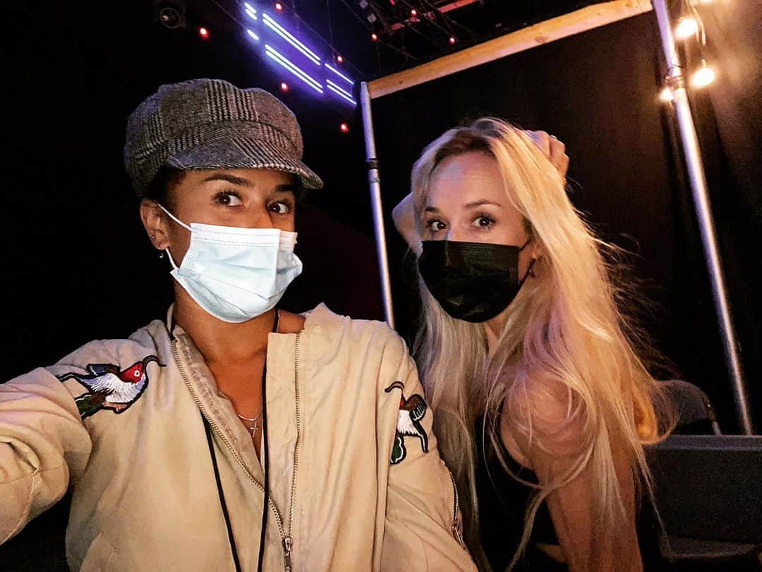 Nika Kljunさんのインスタグラム写真 - (Nika KljunInstagram)「Guys, that’s the best photo 📸 we could’ve gotten with all the standard safety/confidentiality rules on top of 186456 more rules because of COVID-19! But we did it & I wouldn’t change it for anything! You ready? 📺 #maskedsinger #teamjellyfish #nikakljunchoreography  . (btw, we’ve been wearing 2 more masks on top of this one ☝🏼 lol 😂 #gottahaveit #followtherules #gottadowhatyagottado #tvwork #nojokes ) . It’s Wednesday again and @maskedsingerfox is back tonight! Are you ready to meet group C? 😋 Stay tuned for that Jellyfish tho - just saying 🤪 Got to work with this special masked character as well and I couldn’t be more proud of her. . Also, shout out to this ray of light right here - my beautiful assistant @morgschoice ! 🤗 She keeps me laughing non stop, but is so professional & on it like no other! She just “gets it”, and we are always on the same page. If you are a choreographer, you know that, that is gold in an assistant! 🏆 . #foxtv #backstagephoto #dancechoreography #dancelifestyle #gratefultobeworking #positivityiskey #nikakljun」10月22日 3時01分 - nikakljun