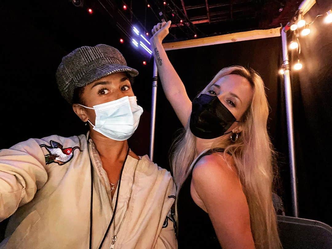 Nika Kljunさんのインスタグラム写真 - (Nika KljunInstagram)「Guys, that’s the best photo 📸 we could’ve gotten with all the standard safety/confidentiality rules on top of 186456 more rules because of COVID-19! But we did it & I wouldn’t change it for anything! You ready? 📺 #maskedsinger #teamjellyfish #nikakljunchoreography  . (btw, we’ve been wearing 2 more masks on top of this one ☝🏼 lol 😂 #gottahaveit #followtherules #gottadowhatyagottado #tvwork #nojokes ) . It’s Wednesday again and @maskedsingerfox is back tonight! Are you ready to meet group C? 😋 Stay tuned for that Jellyfish tho - just saying 🤪 Got to work with this special masked character as well and I couldn’t be more proud of her. . Also, shout out to this ray of light right here - my beautiful assistant @morgschoice ! 🤗 She keeps me laughing non stop, but is so professional & on it like no other! She just “gets it”, and we are always on the same page. If you are a choreographer, you know that, that is gold in an assistant! 🏆 . #foxtv #backstagephoto #dancechoreography #dancelifestyle #gratefultobeworking #positivityiskey #nikakljun」10月22日 3時01分 - nikakljun