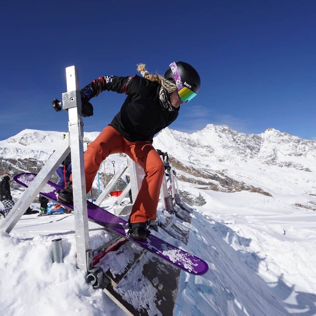 リンゼイ・ジャコベリスのインスタグラム：「Already miss the snow ❄️ ⛄️ What do you think of the new purple board?!?! 😋」