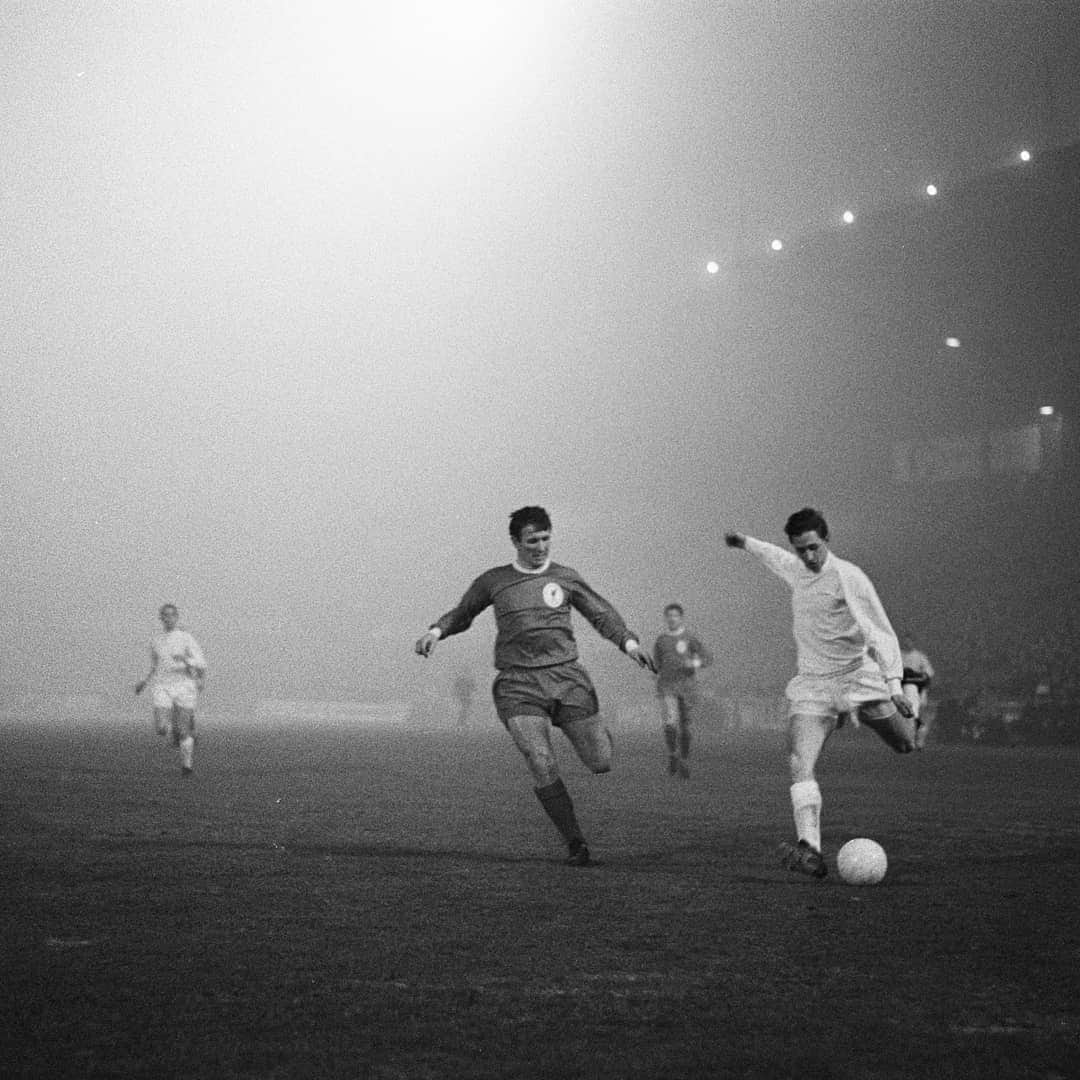 ヨハン・クライフのインスタグラム：「🔙 in 1966, in a match between Ajax and Liverpool, a legend was born out of the fog. #CruyffLegacy  📸 @nationaalarchief」