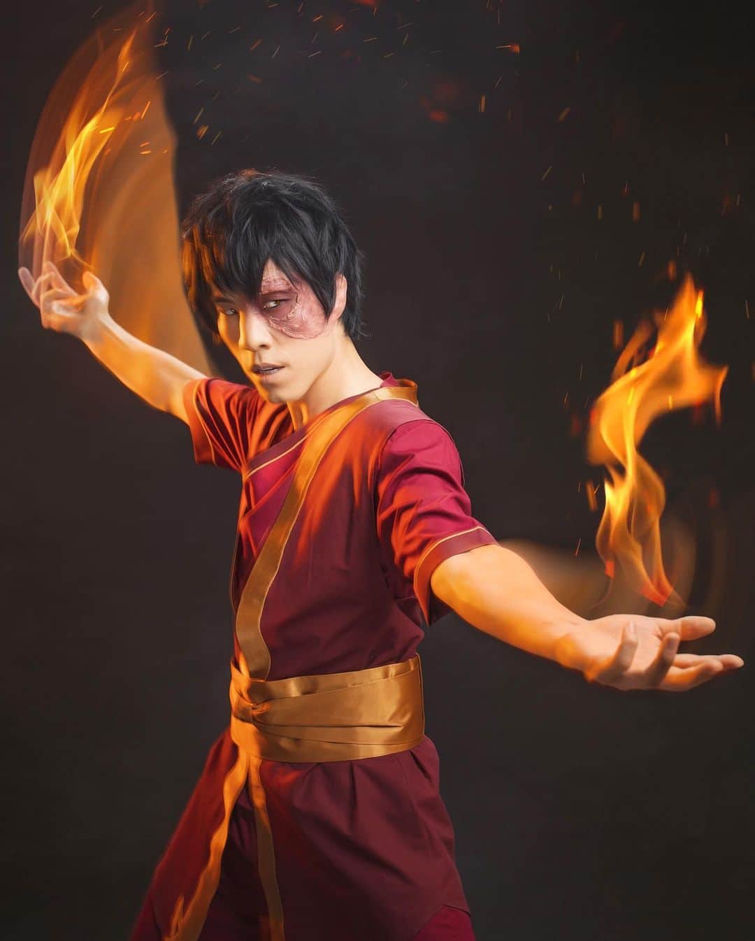 ユージン・リー・ヤンのインスタグラム：「My name is Zuko. Son of Ursa and Fire Lord Ozai. Prince of the Fire Nation, and heir to the throne. 🔥 #Avatar #Halloween 🎃 Photos by @jdrenes  Makeup by @ariannachayleneblean  Costume by @kineticcosplay」