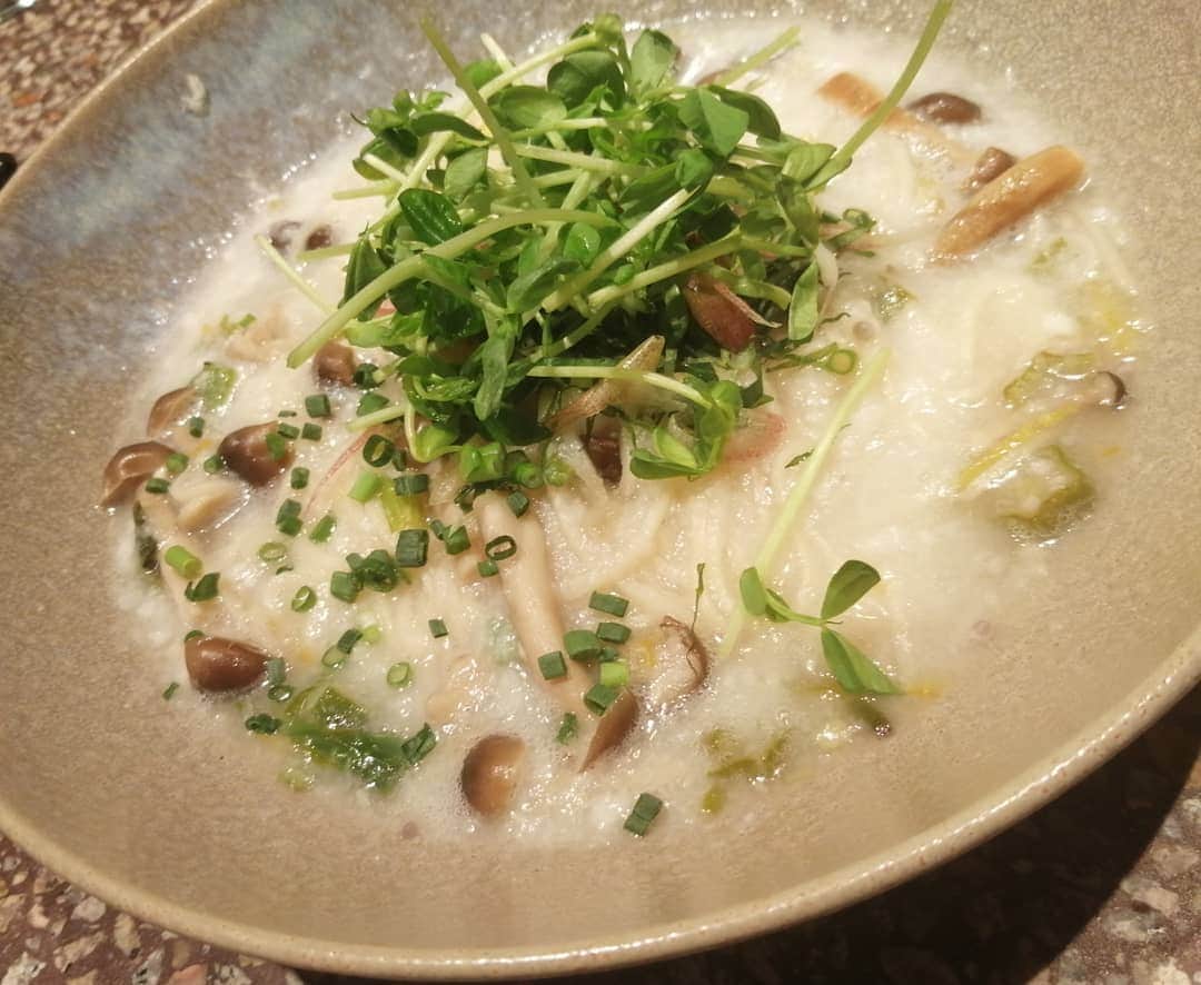 杉山由紀子さんのインスタグラム写真 - (杉山由紀子Instagram)「久しぶりに由理ちゃんと御飯♥ * ほんとタイミングって凄くてwww この日もそれを間近に感じることの連発😂 * ほんとわたしって引き寄せつよめ♡ * * なにを今回引き寄せたかって、 明日引っ越しなんだよね！って言った、 由理ちゃんの引っ越し先がまさかの 私住んでるすぐ近くwwwwww * ぇえーーーーーー😆♥って二人でテンション上がりまくり笑 * 5分でいけちゃう距離www * これから更によろしくね♬由理ちゃん👍♥ * * #ご近所さん #友達 #女子会 #女子トーク #引き寄せ #ご縁 #縁強め #タイミング」10月22日 3時05分 - yukikosugiyama