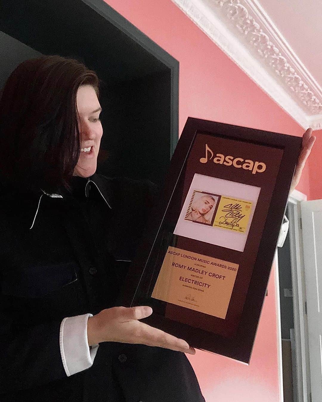 ASCAPさんのインスタグラム写真 - (ASCAPInstagram)「E L E C T R I C I T Y ⚡️ @romyromyromy of @thexx with her #ASCAPAwards for co-writing #DuaLipa & #SilkCity’s smash #Electricity 🏆」10月22日 3時09分 - ascap
