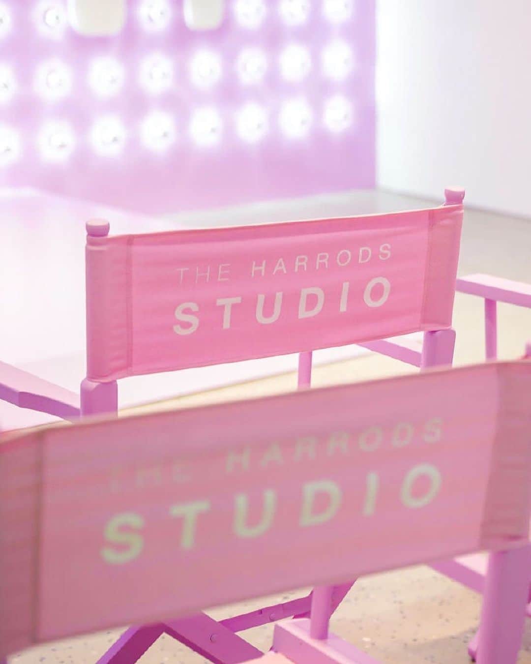 Harrodsさんのインスタグラム写真 - (HarrodsInstagram)「From Knightsbridge to Shanghai ✈️ Last week, we were in China to install the Harrods Studio, a home-away-from-home at @themiddlehouse, for our @shanghai_fashionweek residency. A brimming schedule of shows and expert panel conversations – all live-streamed on WeChat and Weibo – covered hot topics from sustainable fashion and the future of luxury to the most exciting up-and-coming Chinese designers.   Disclaimer: Please note, Harrods Studio adhered to local Shanghai government guidance.    #Harrods #HarrodsFashion #ShanghaiFashionWeek #HarrodsShanghai」10月22日 3時21分 - harrods