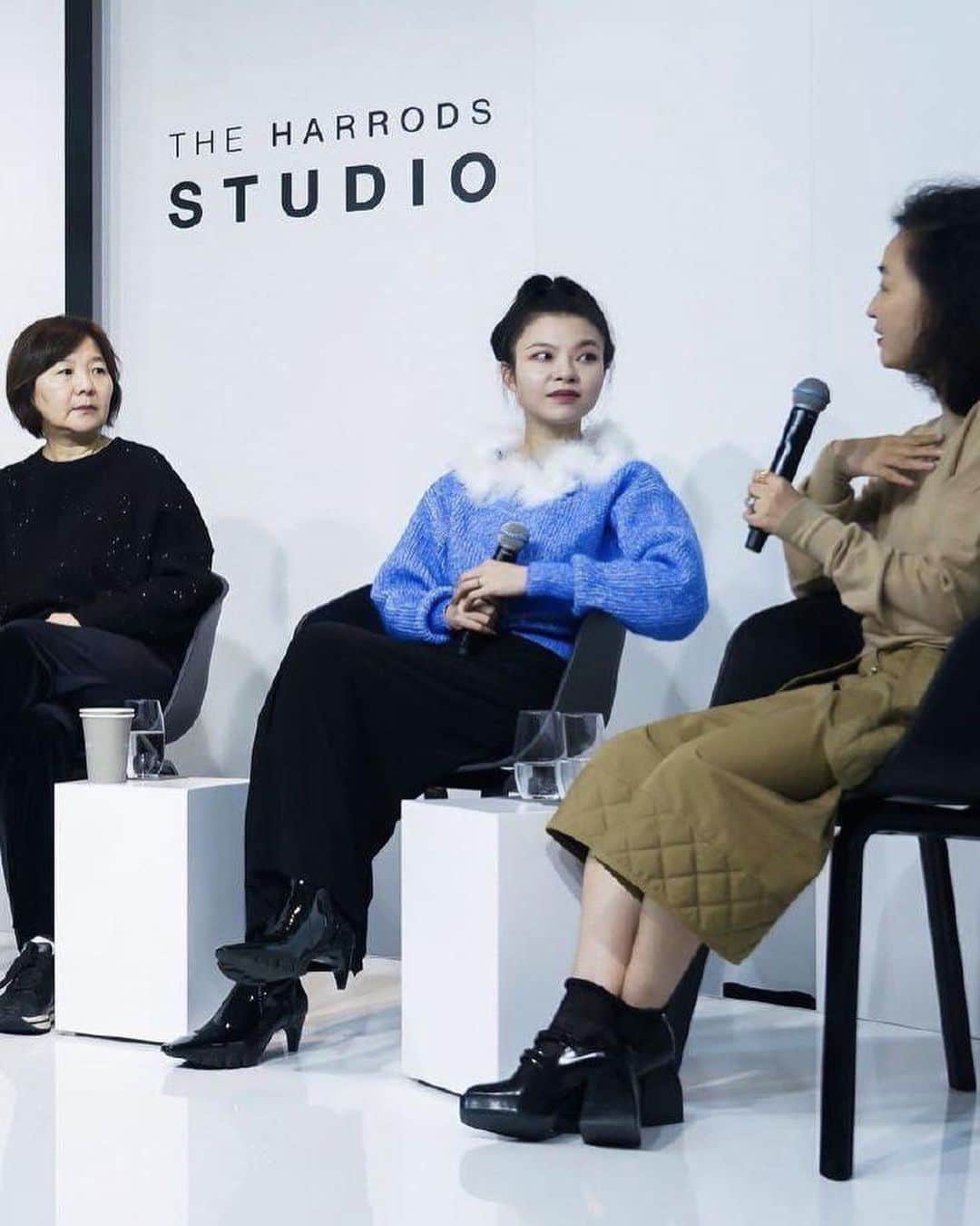 Harrodsさんのインスタグラム写真 - (HarrodsInstagram)「From Knightsbridge to Shanghai ✈️ Last week, we were in China to install the Harrods Studio, a home-away-from-home at @themiddlehouse, for our @shanghai_fashionweek residency. A brimming schedule of shows and expert panel conversations – all live-streamed on WeChat and Weibo – covered hot topics from sustainable fashion and the future of luxury to the most exciting up-and-coming Chinese designers.   Disclaimer: Please note, Harrods Studio adhered to local Shanghai government guidance.    #Harrods #HarrodsFashion #ShanghaiFashionWeek #HarrodsShanghai」10月22日 3時21分 - harrods