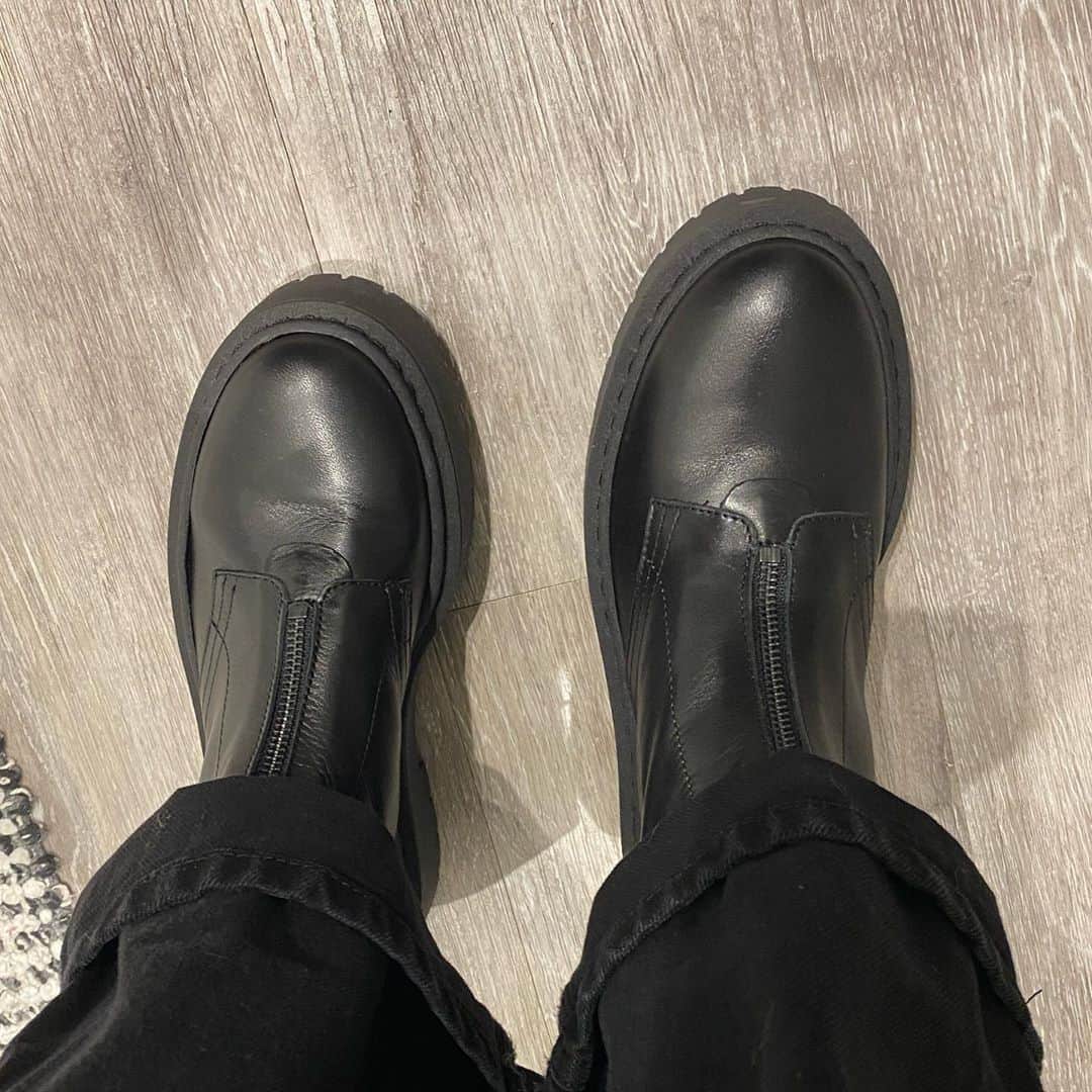 ニーナ・ネスビットさんのインスタグラム写真 - (ニーナ・ネスビットInstagram)「bought a new outfit for the first time in ages... all ready to go out... but something just didn’t feel right 🤔 I looked down at my new boots to discover I’ve bought two left feet lol one a size 4 and one a size 6... my first reaction was that I can make it work because I’m too lazy to go back to the shop but on second thoughts I look like a clown」10月22日 3時21分 - ninanesbitt